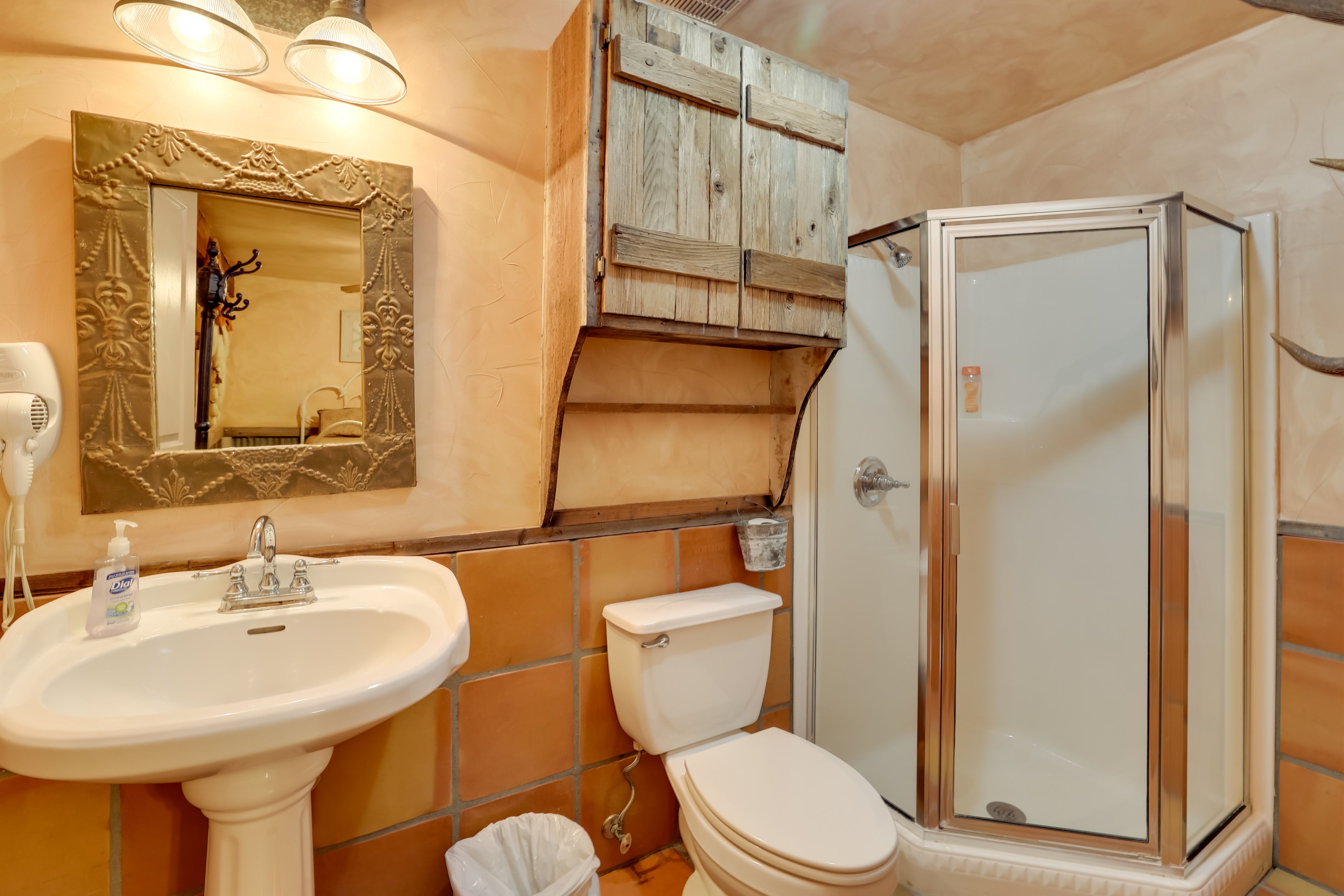 Full Bathroom | 2nd Floor