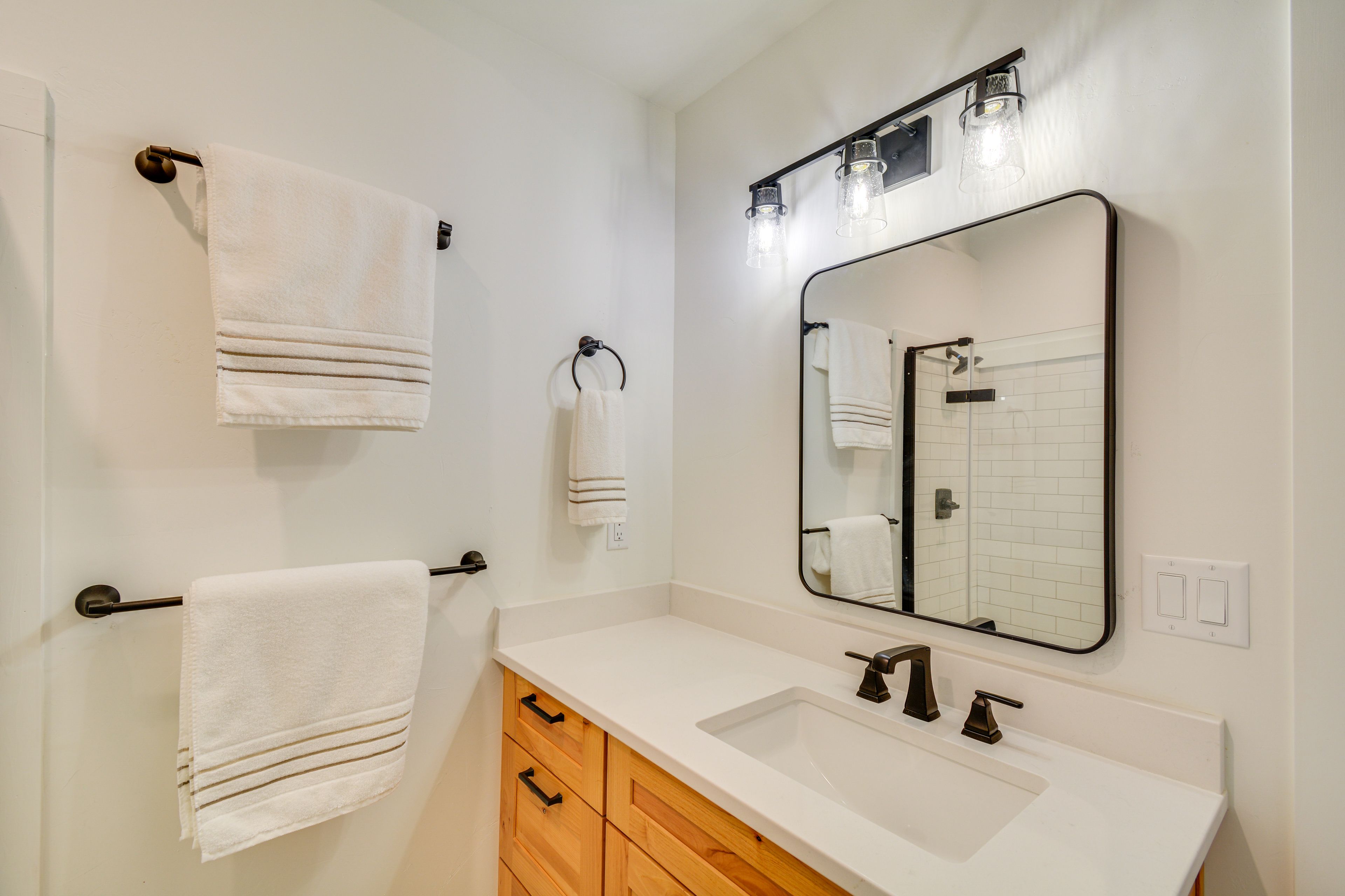Full Bathroom | Towels Provided | Upper Floor