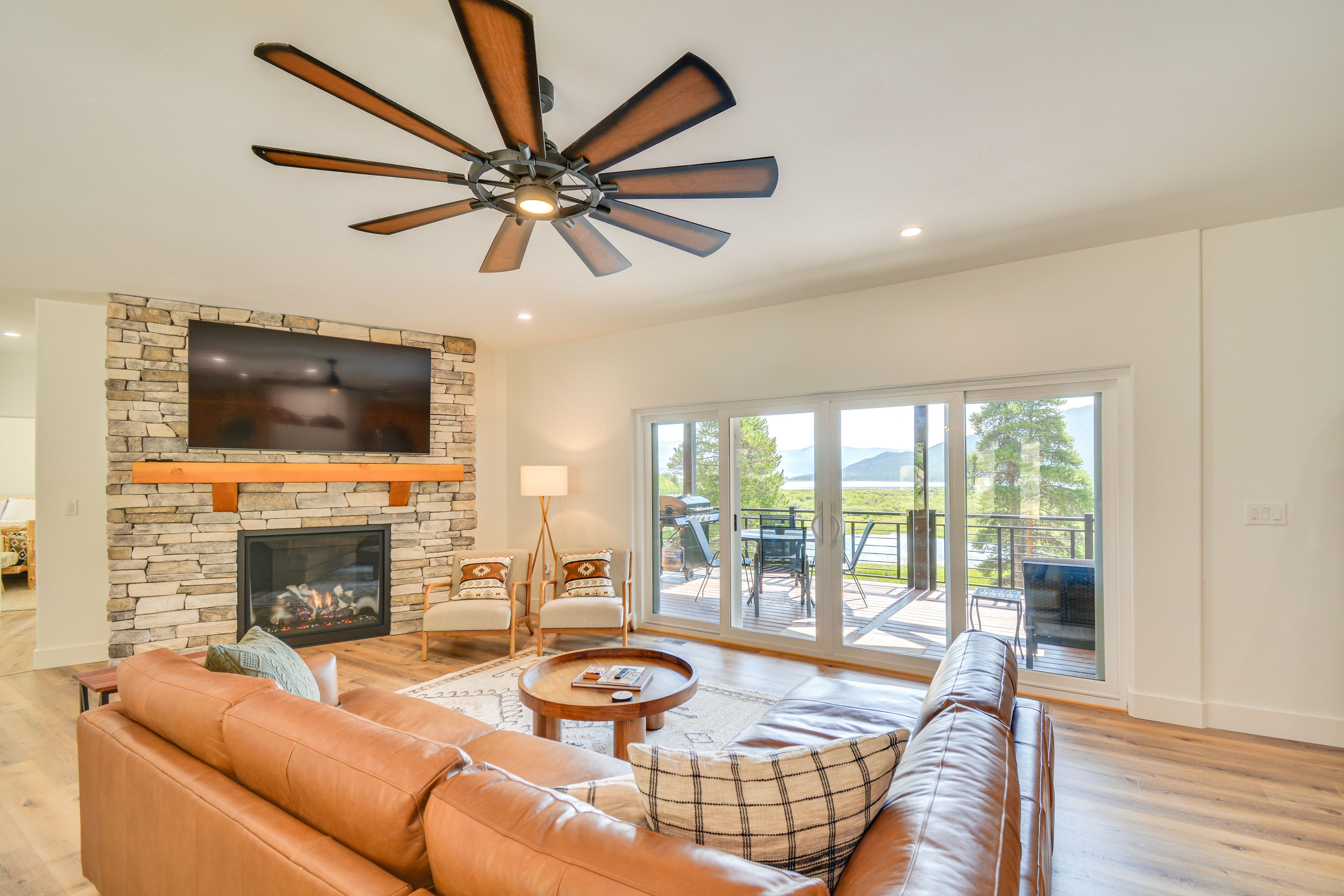 Living Area | Fireplace | Smart TV