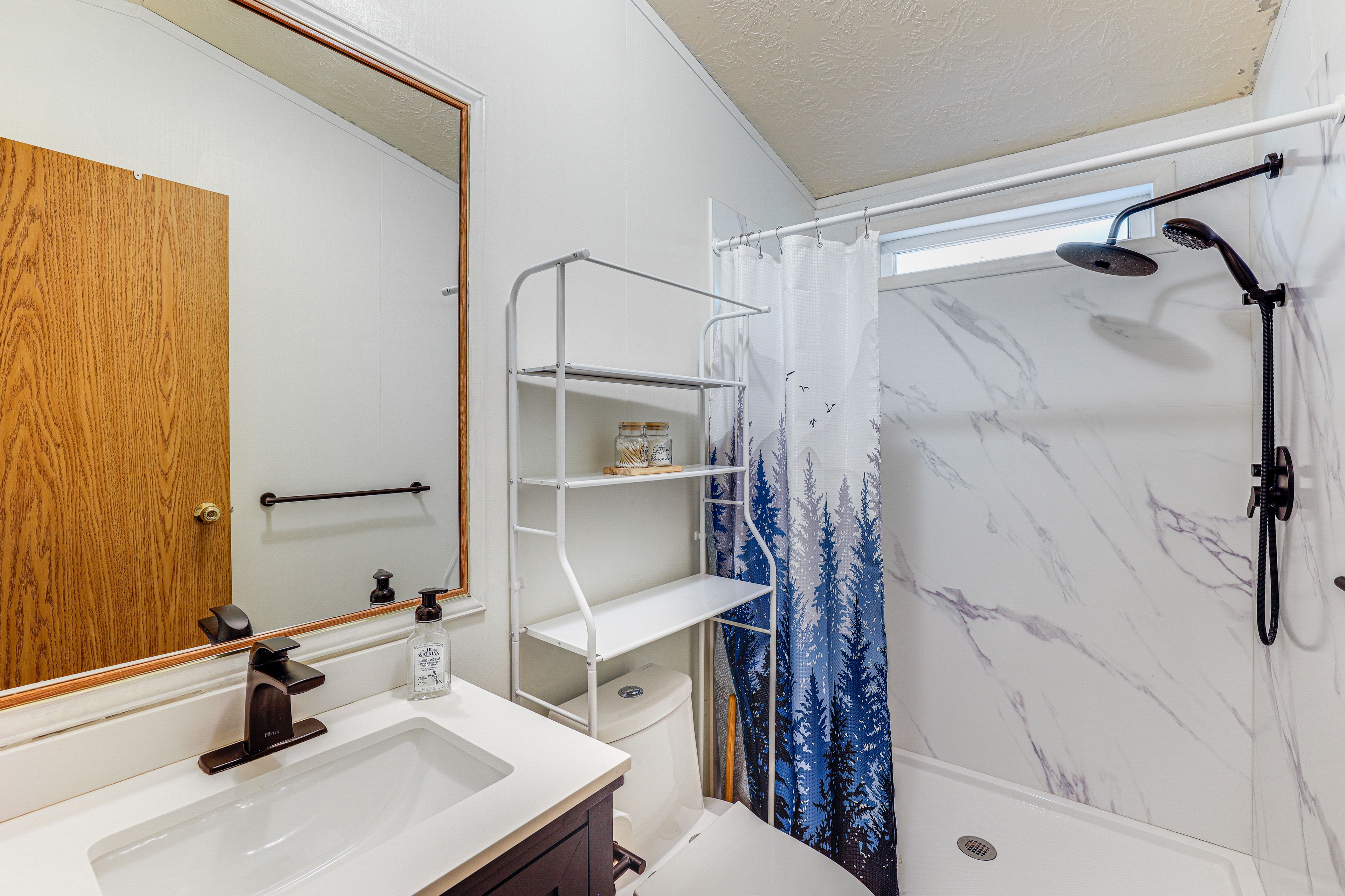 Full Bathroom | Complimentary Toiletries