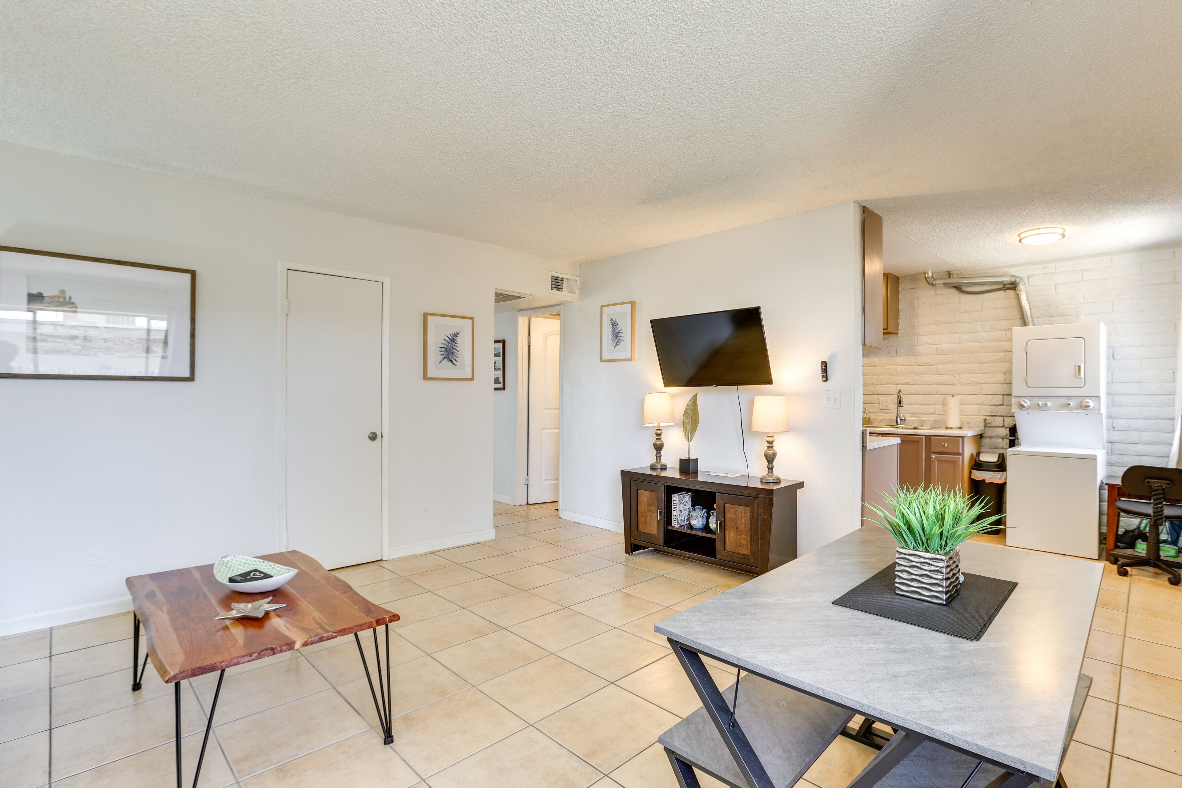 Living Room | Free WiFi | Central Heating & A/C | Smart TV