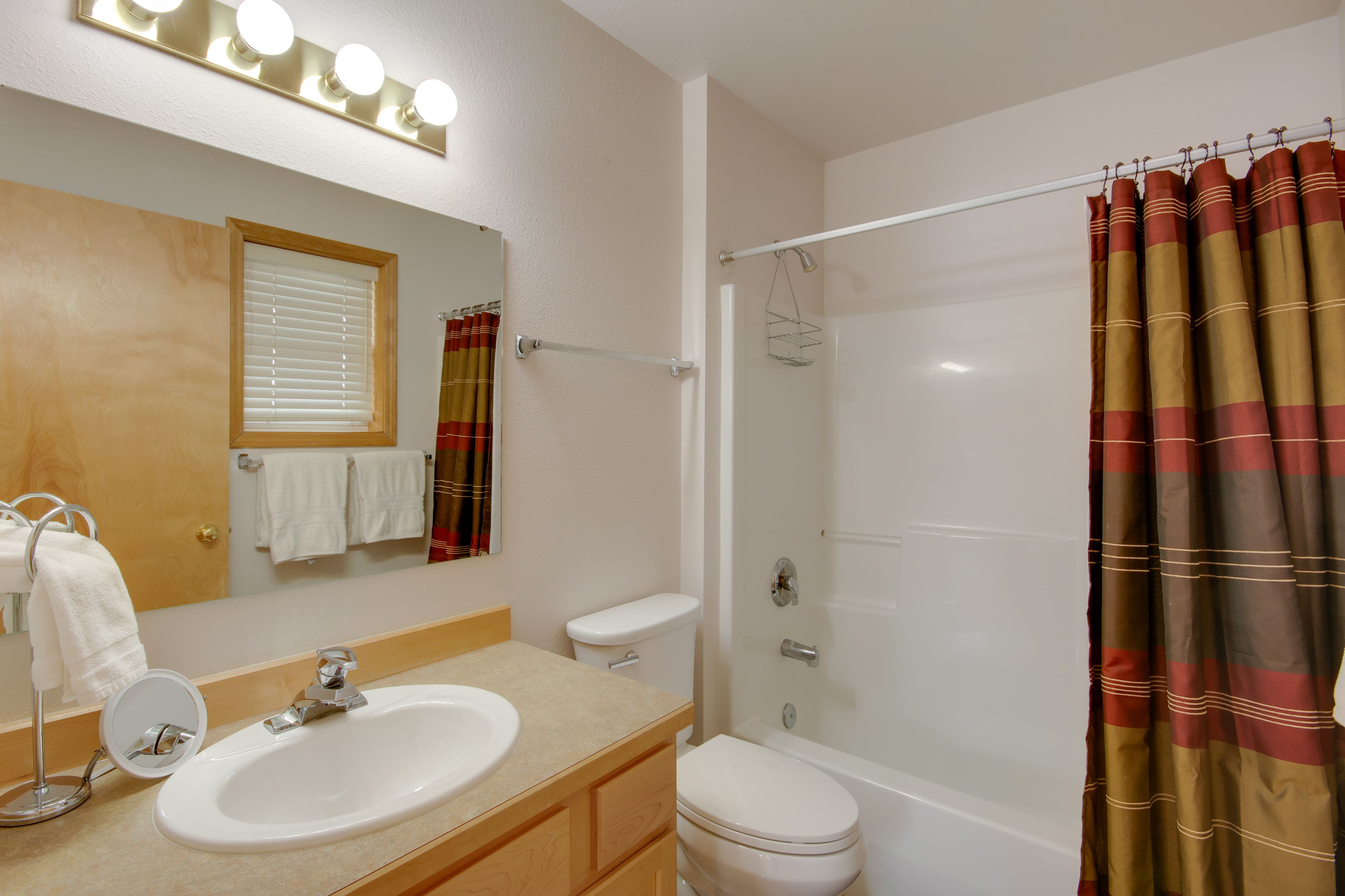 En-Suite Bathroom | Towels Provided | Complimentary Toiletries