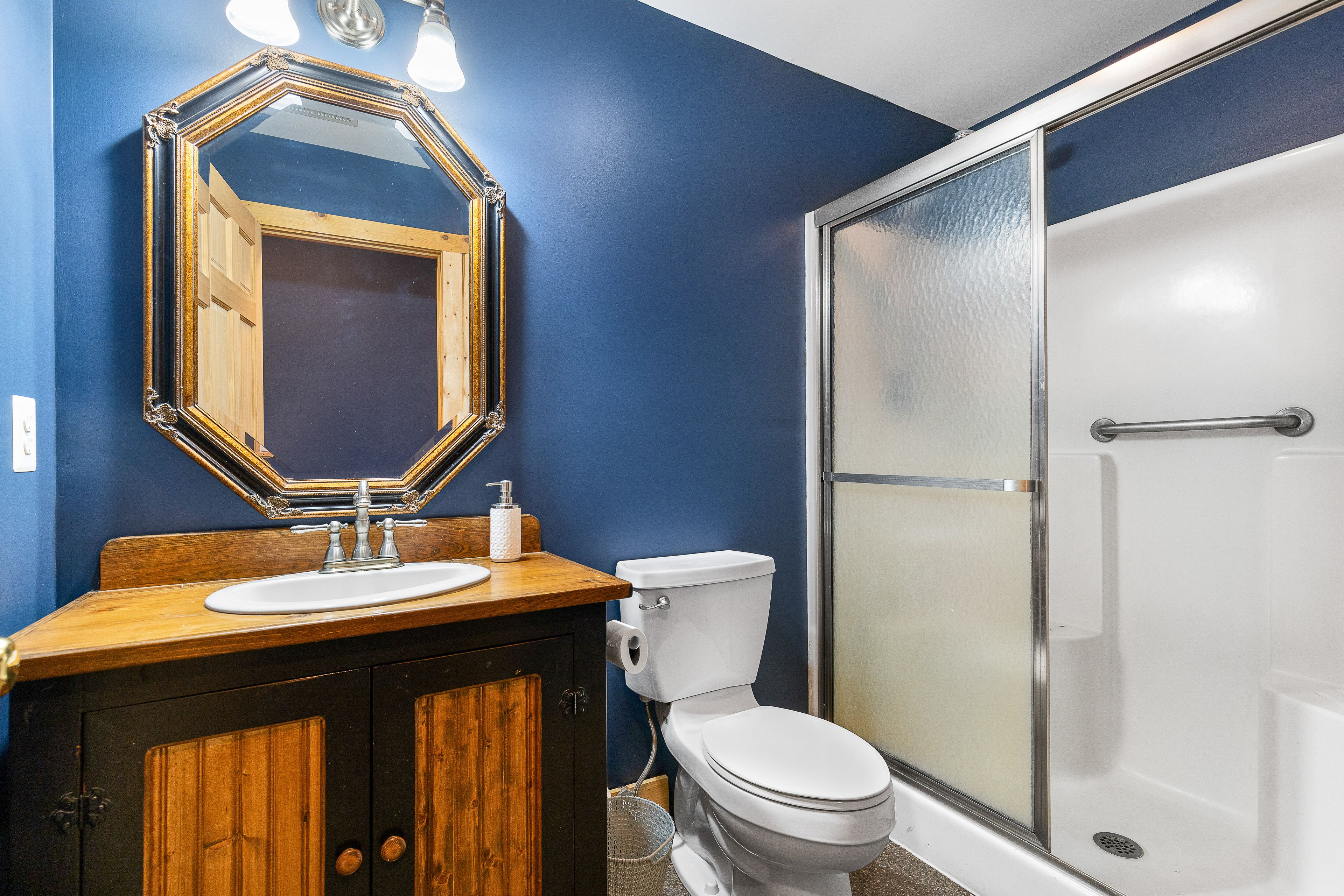 Full Bathroom | Towels Provided | 2nd Floor
