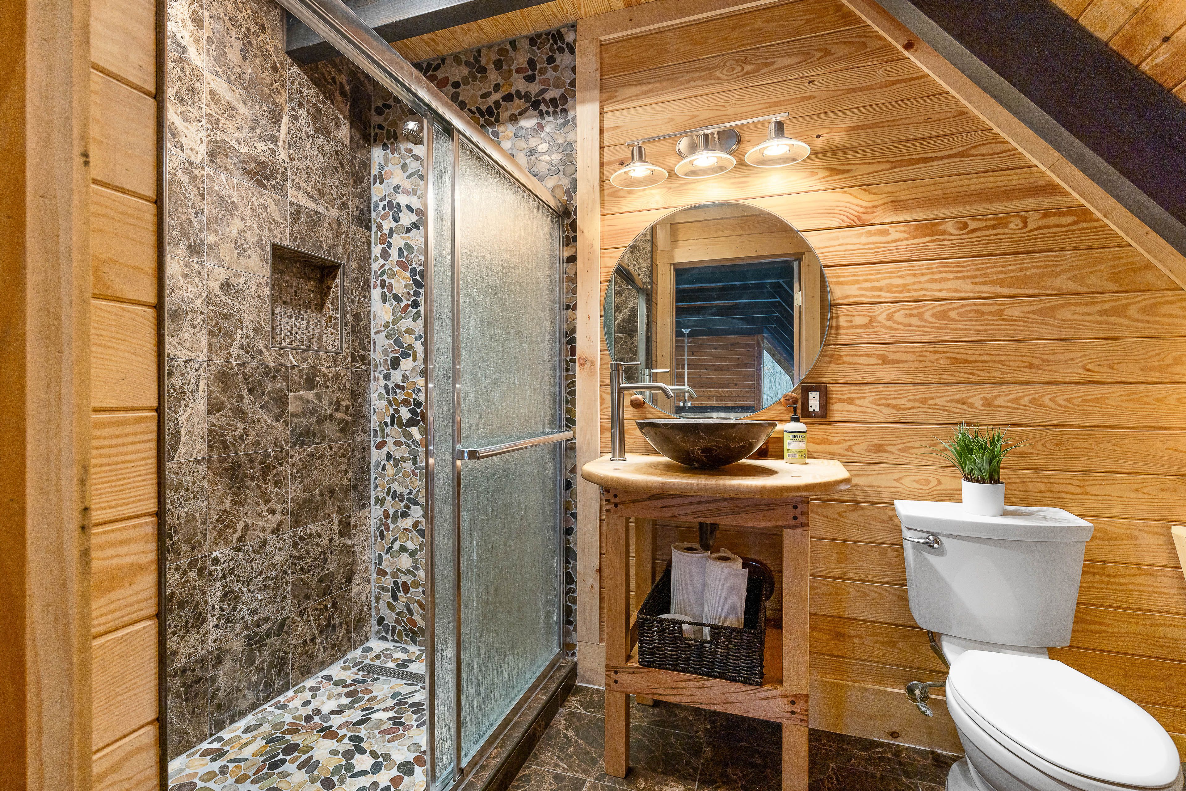 Full Bathroom | Complimentary Toiletries | 3rd Floor