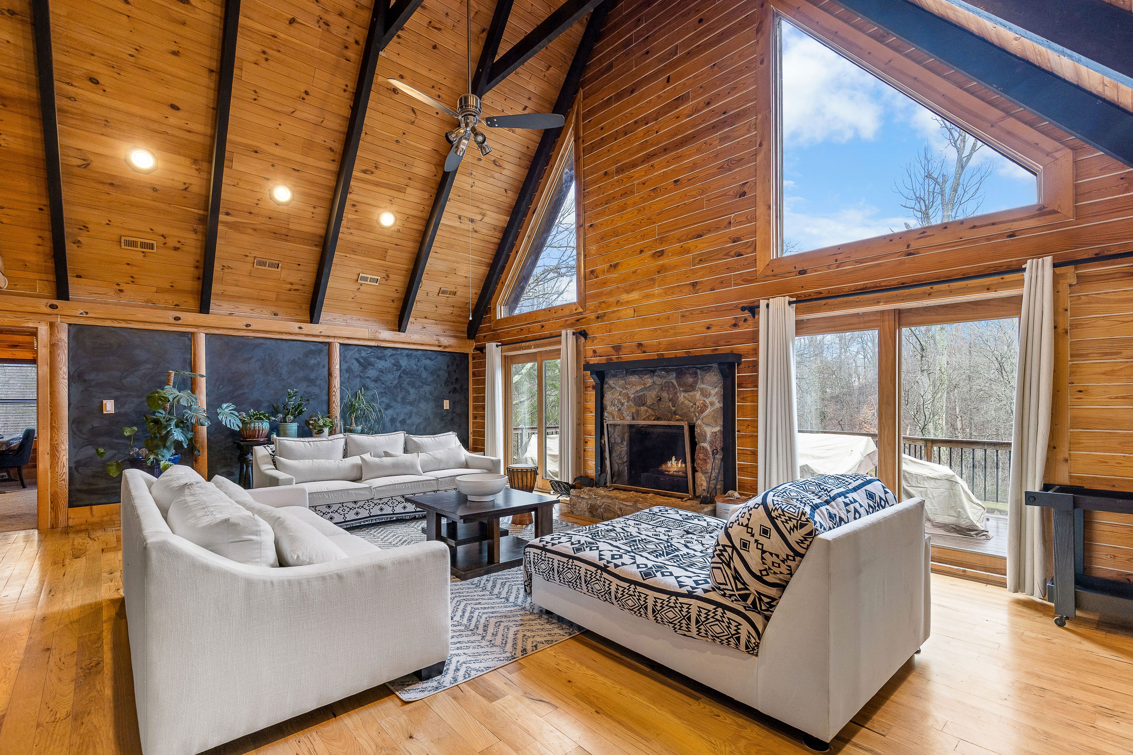 Living Room | Fireplace | Central Air Conditioning/Heat | Free WiFi | 2nd Floor