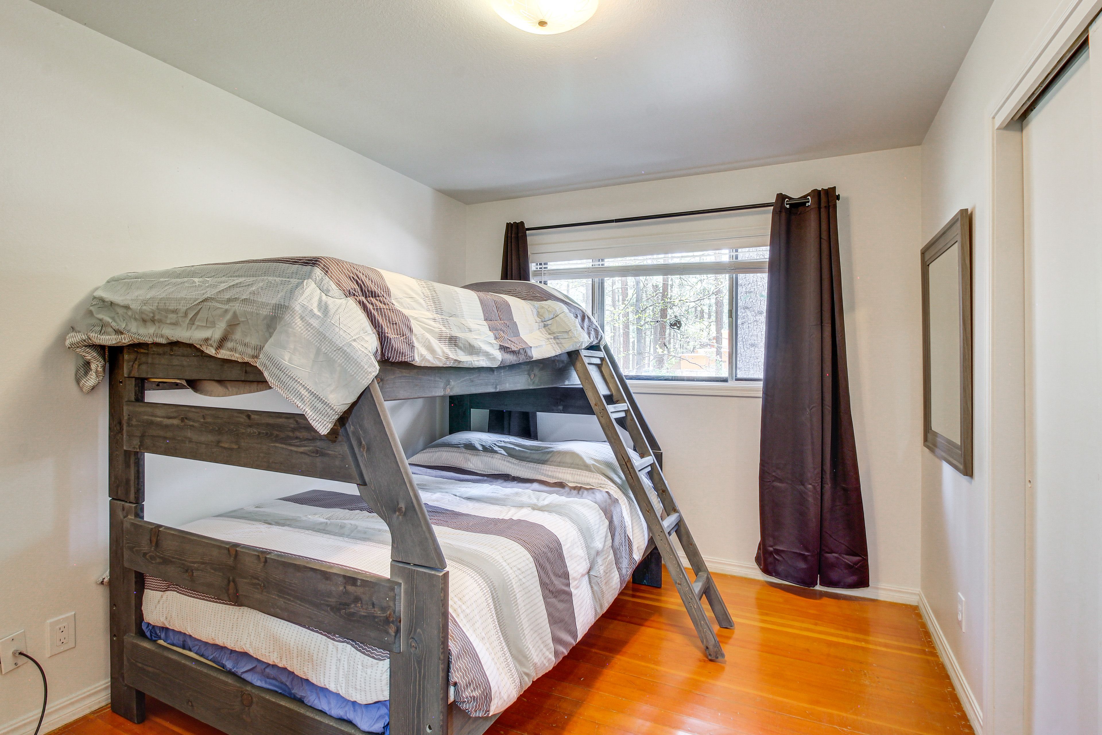Bedroom 3 | Twin/Full Bunk Bed