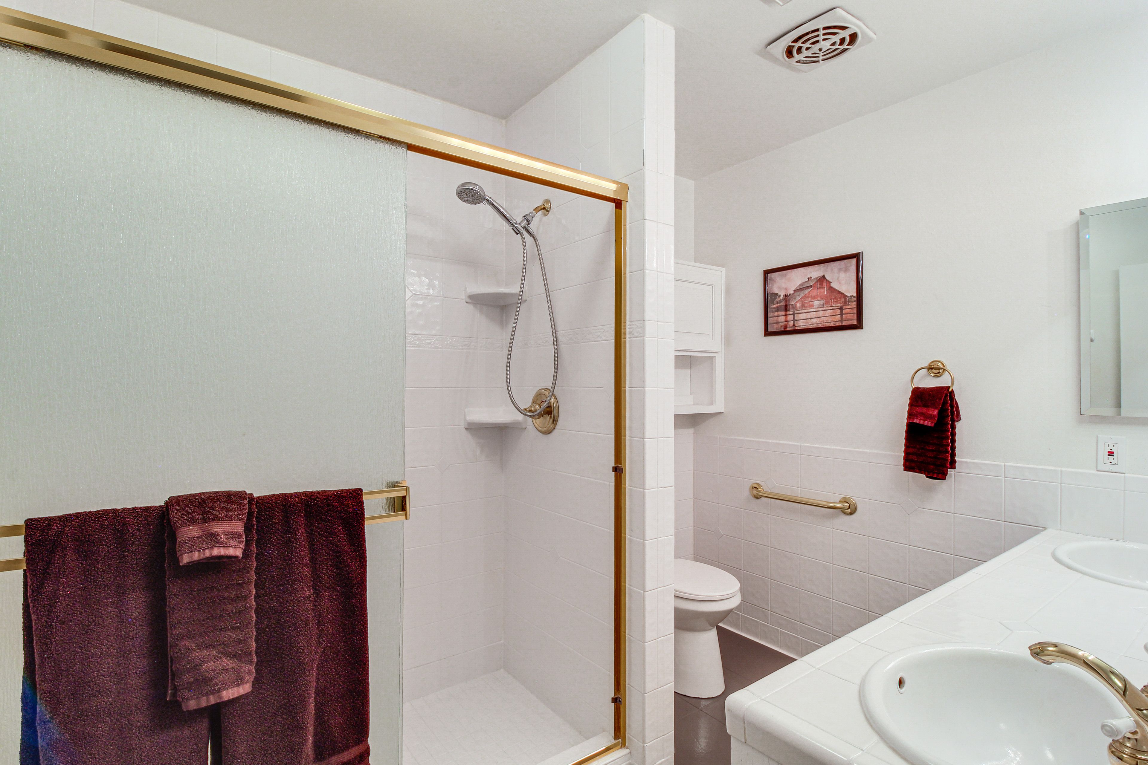 Full Bathroom | Grab Rails | Towels Provided