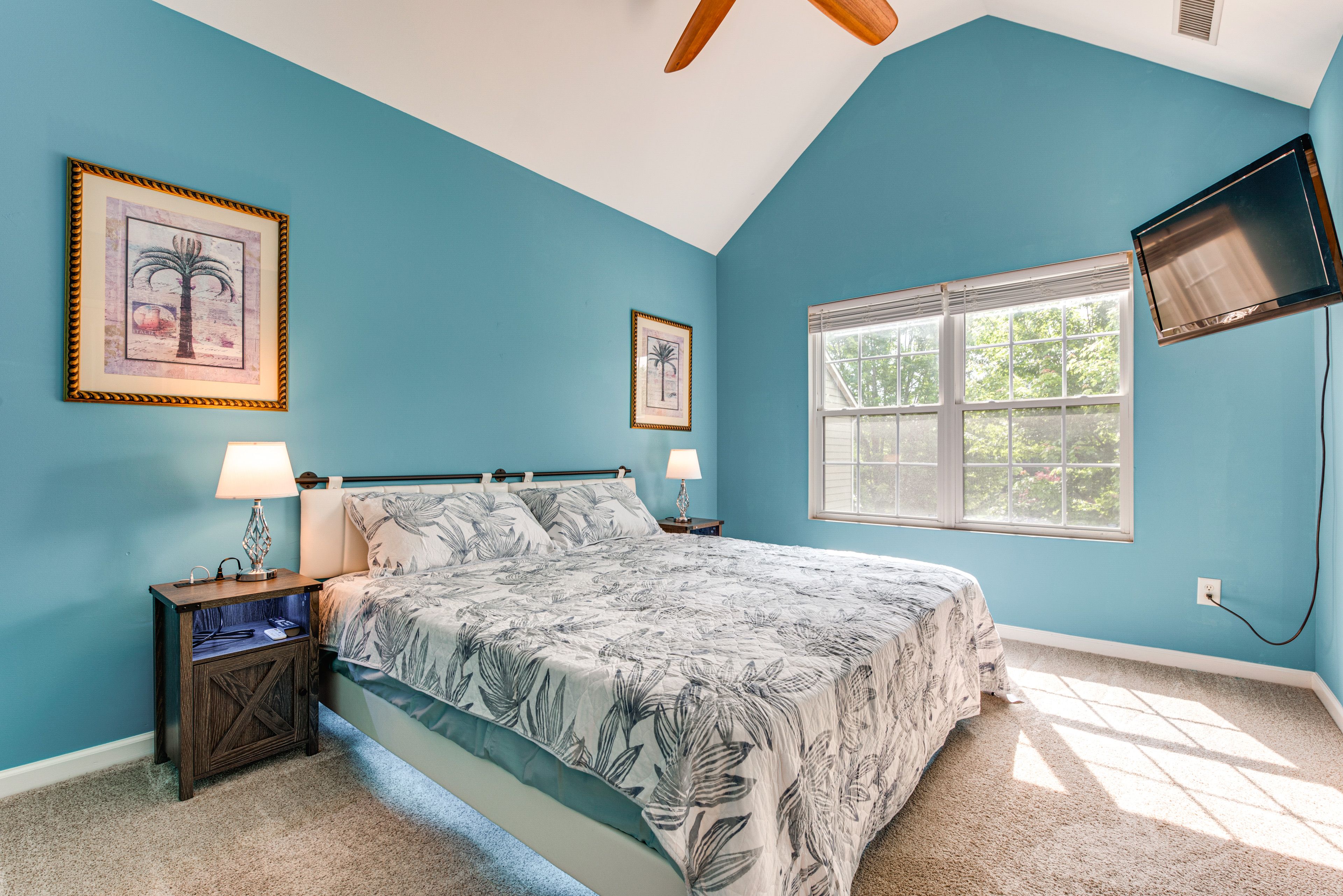 Bedroom 1 | King Bed | 2nd Floor | Linens Provided | En-Suite