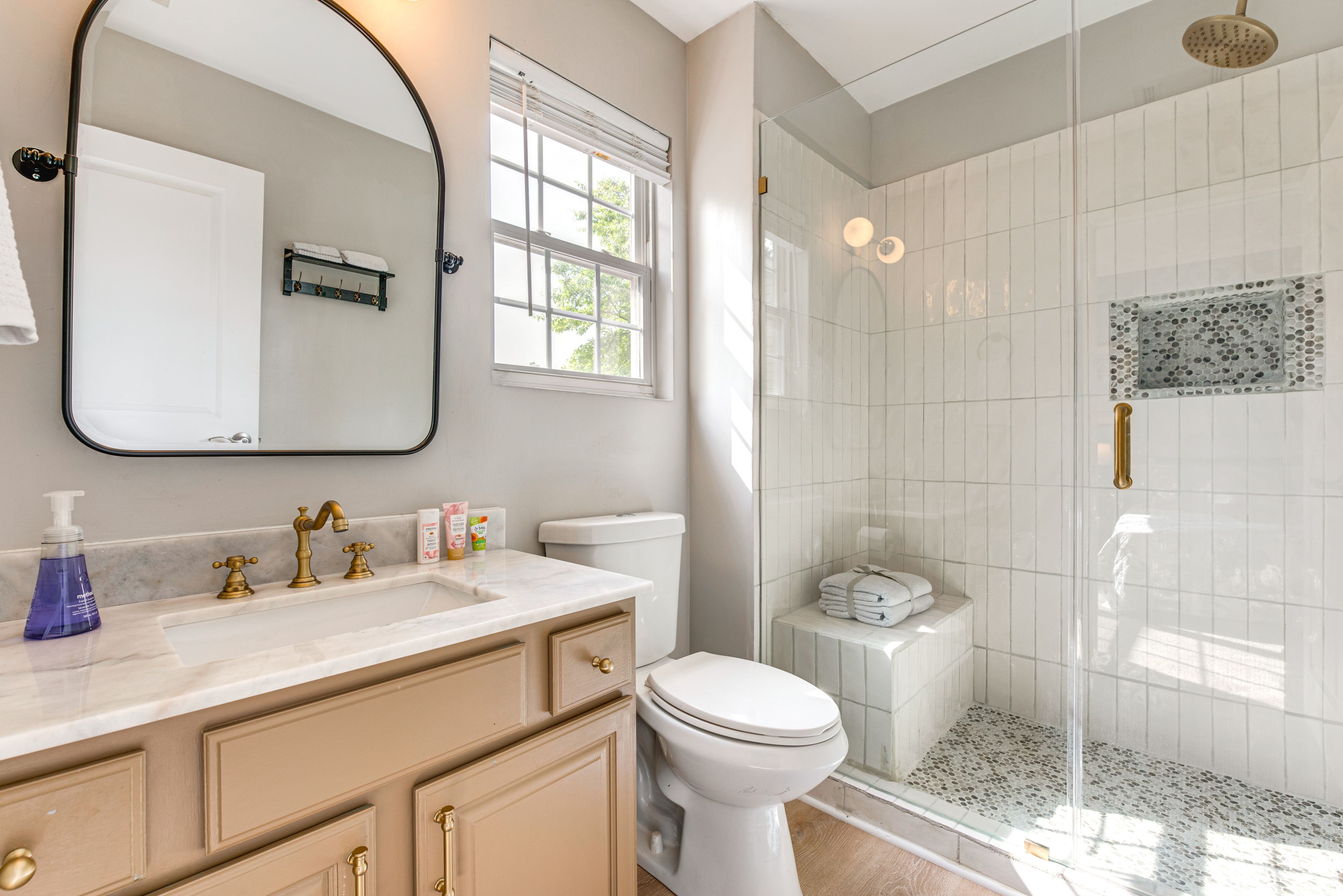 Full Bathroom | 2nd Floor | Towels Provided | Complimentary Toiletries