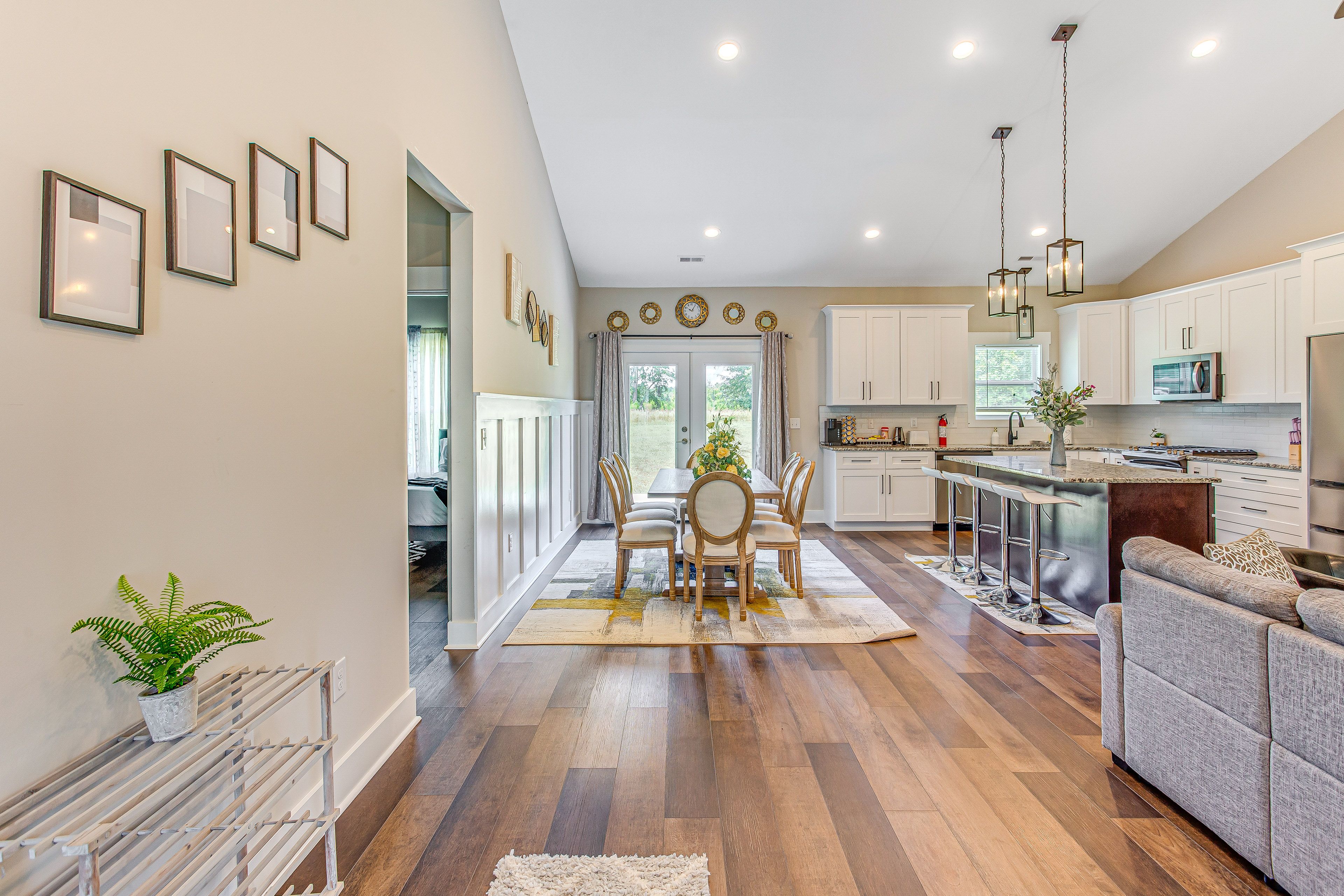 Dining Area | Dishware/Flatware Provided