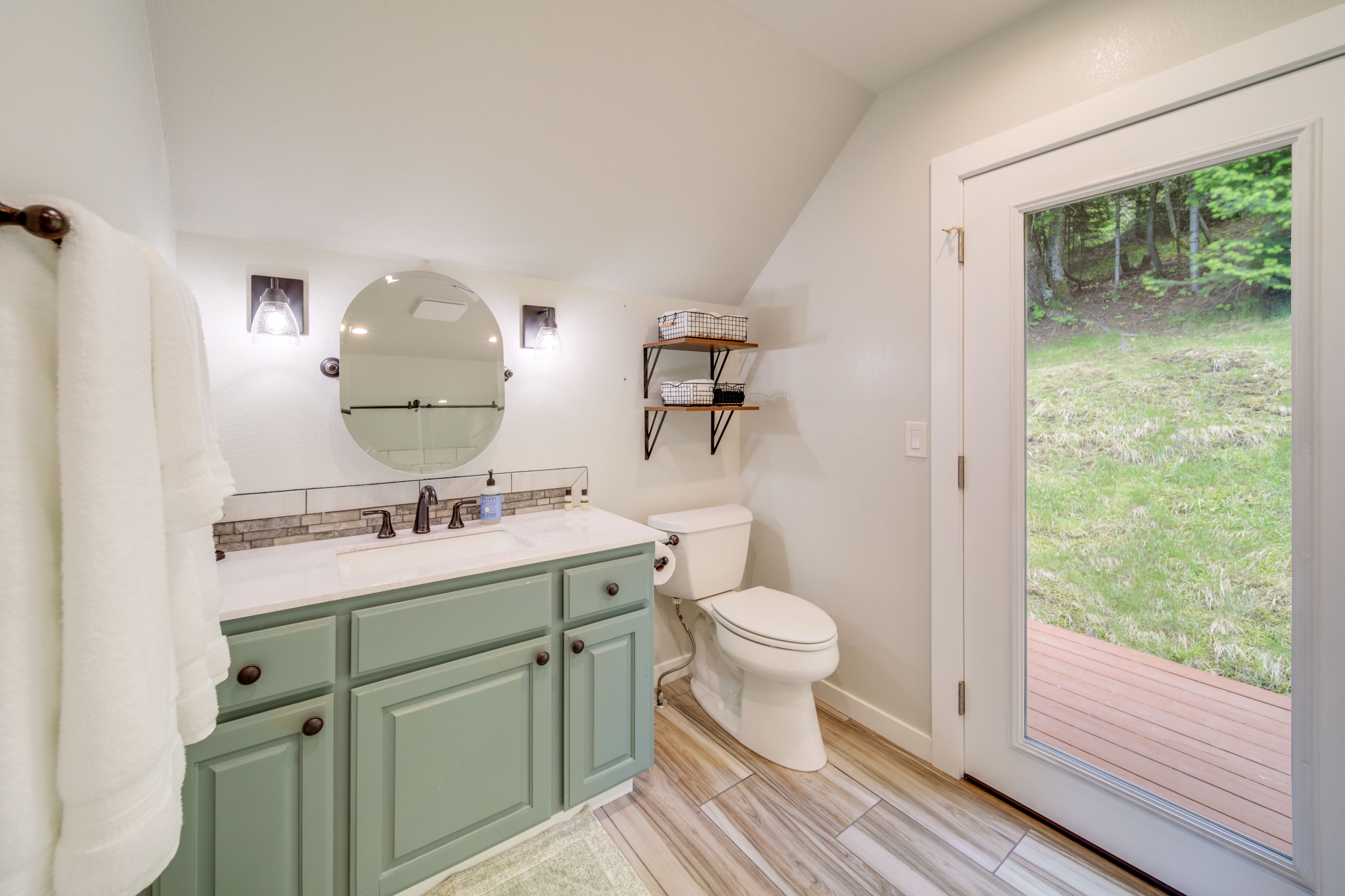 Full Bathroom | Complimentary Toiletries | 2nd Floor