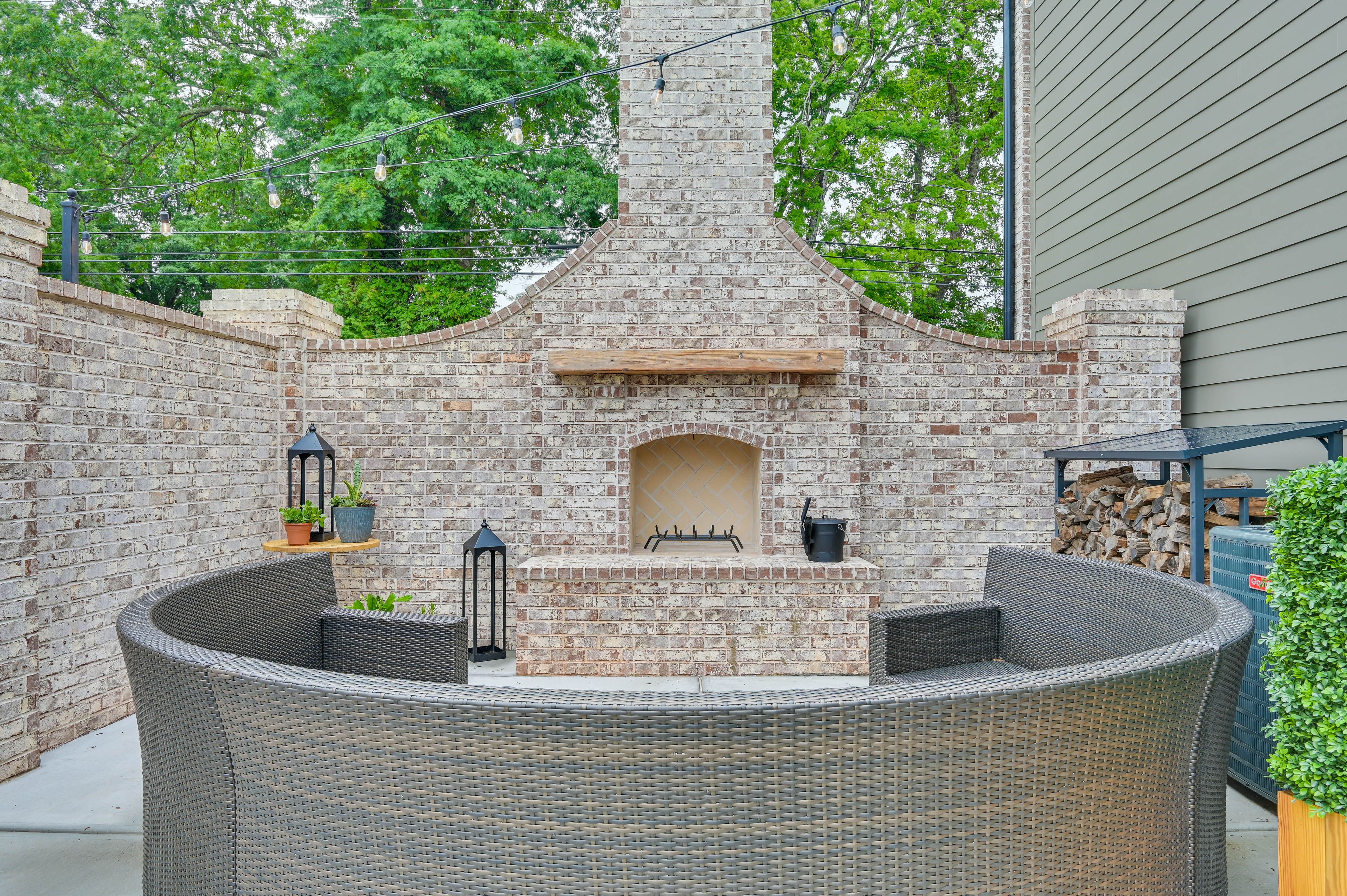 Outdoor Fireplace w/ Seating