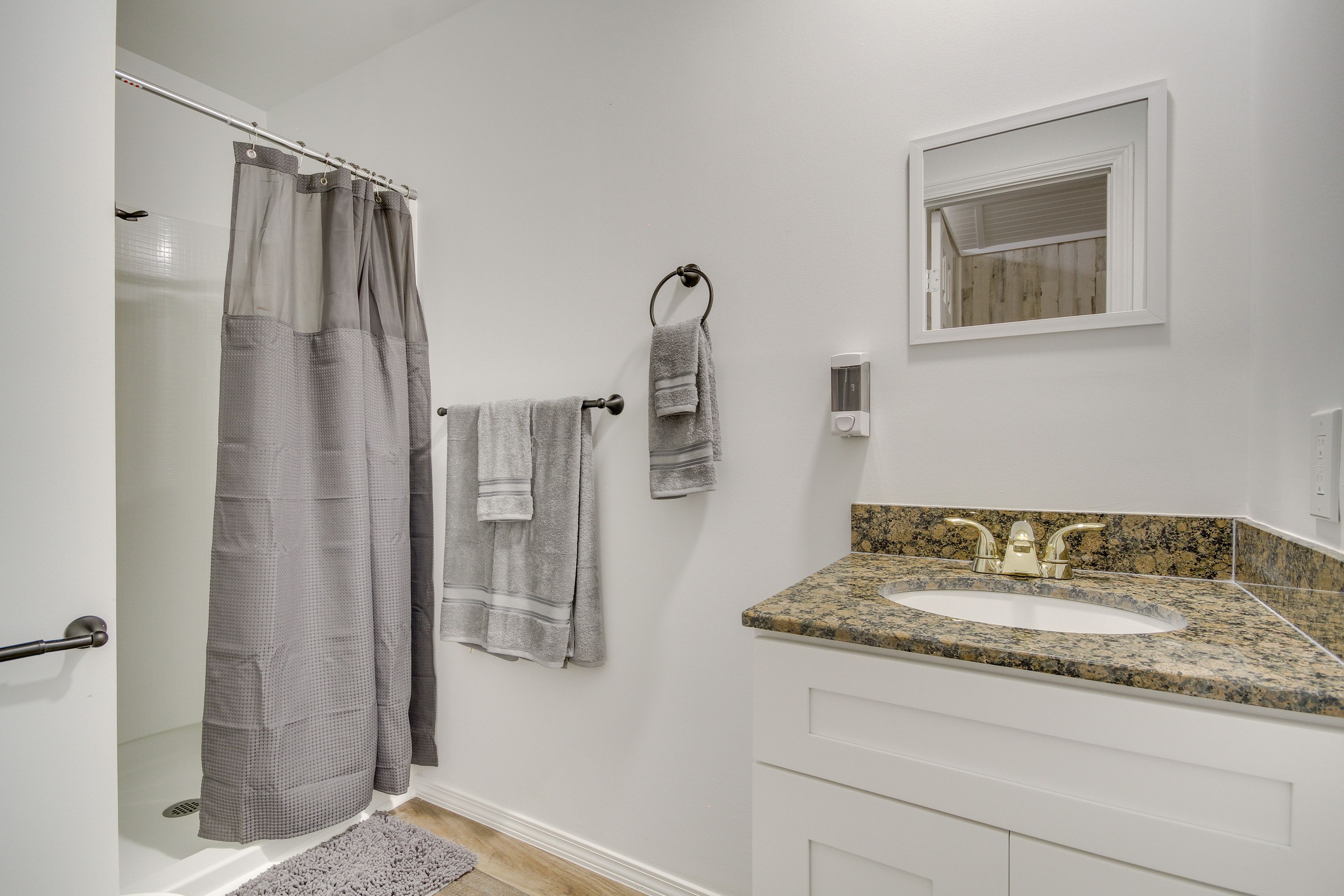 Full Bathroom | Towels Provided | Complimentary Toiletries