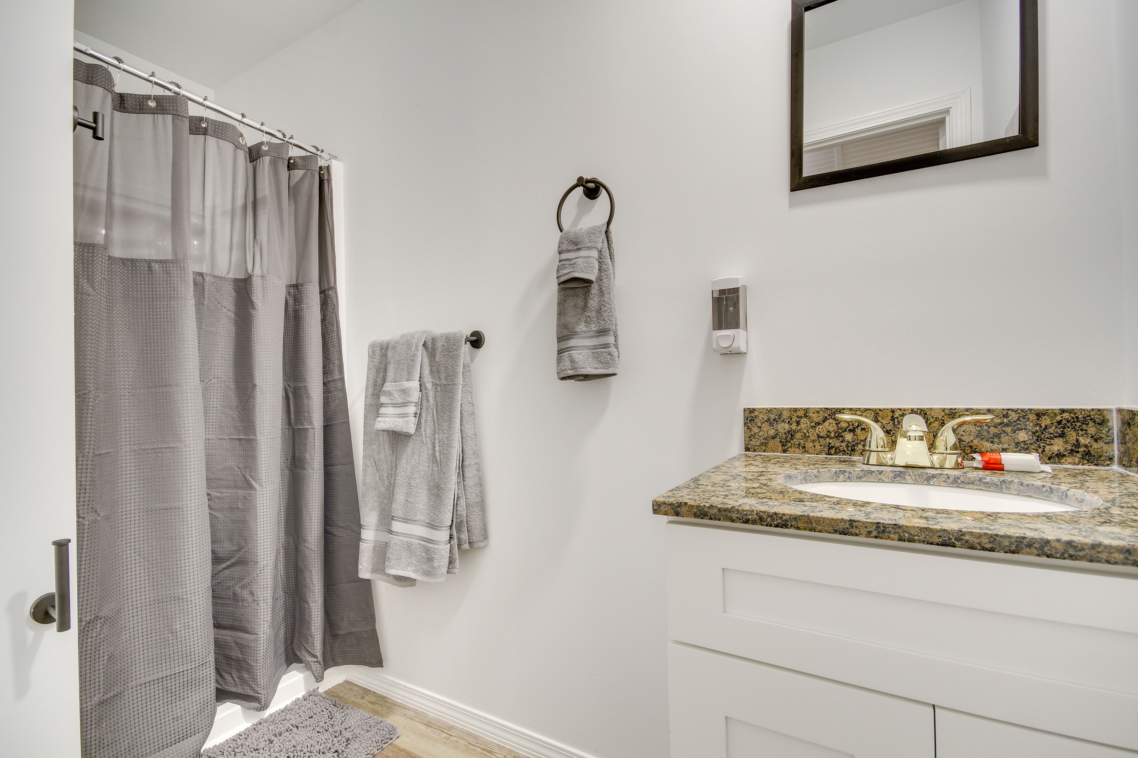 Full Bathroom | Towels Provided | Complimentary Toiletries