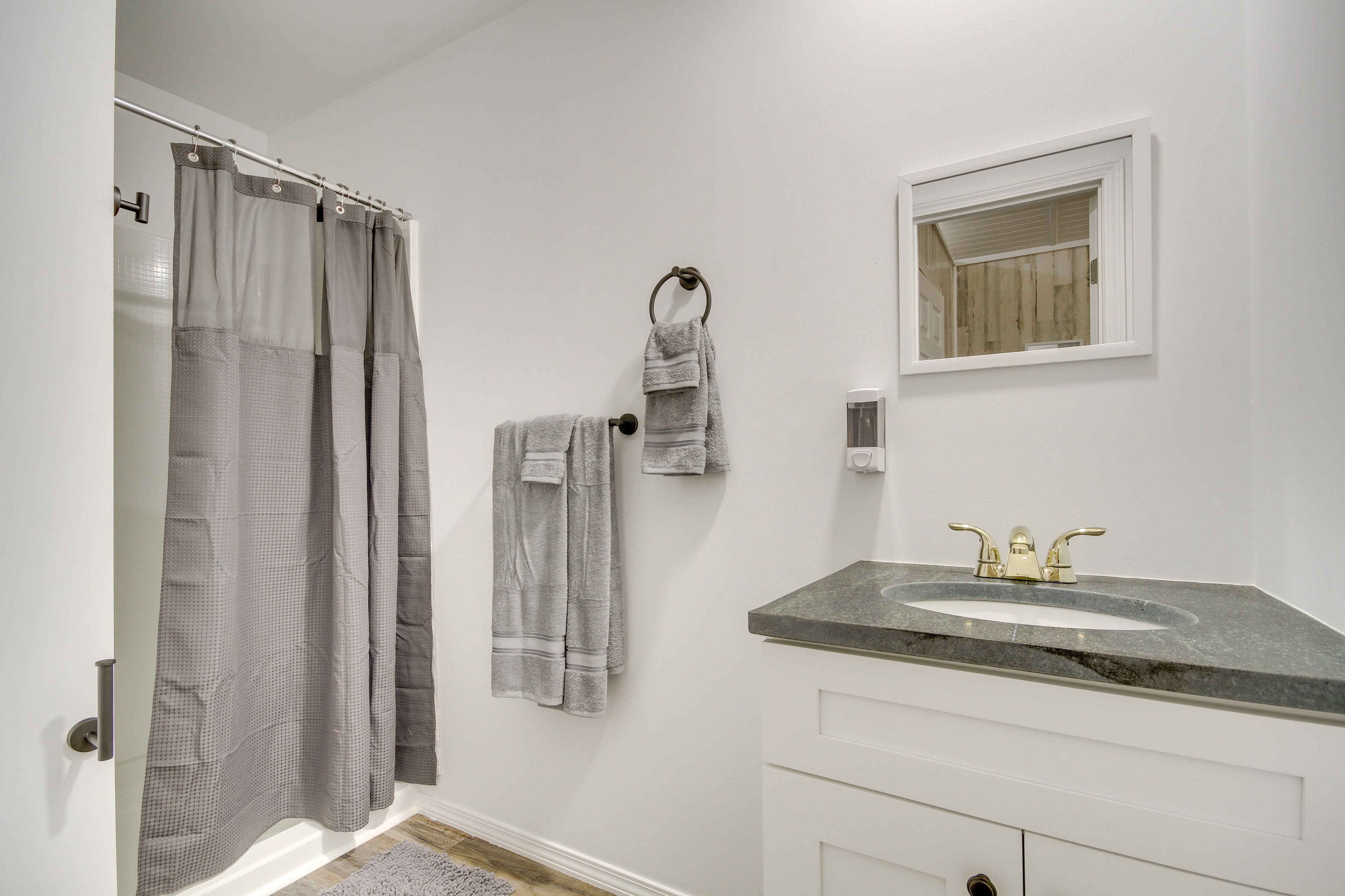 Full Bathroom | Towels Provided | Complimentary Toiletries