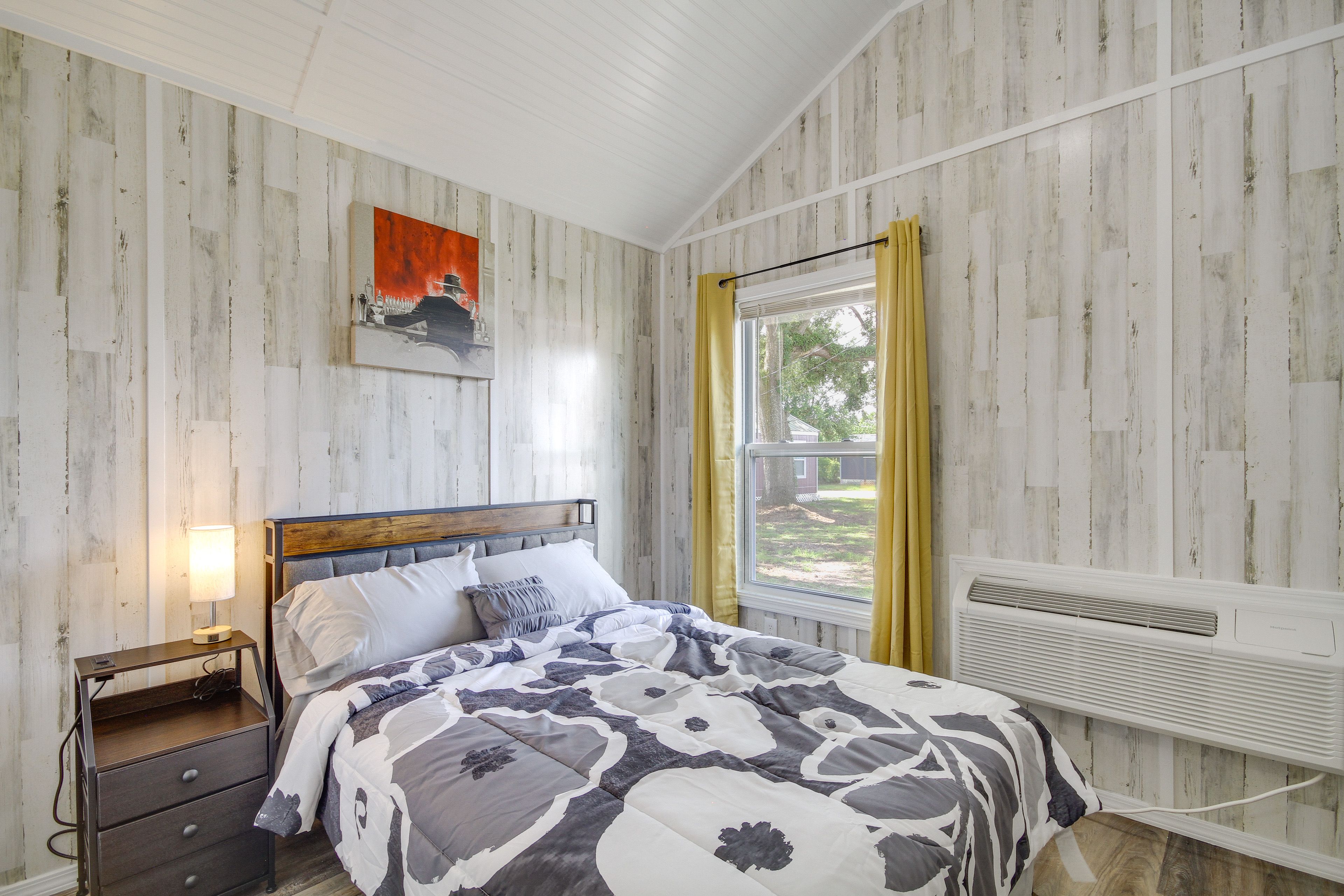 Bedroom 1 | Full Bed | Smart TV | Linens Provided