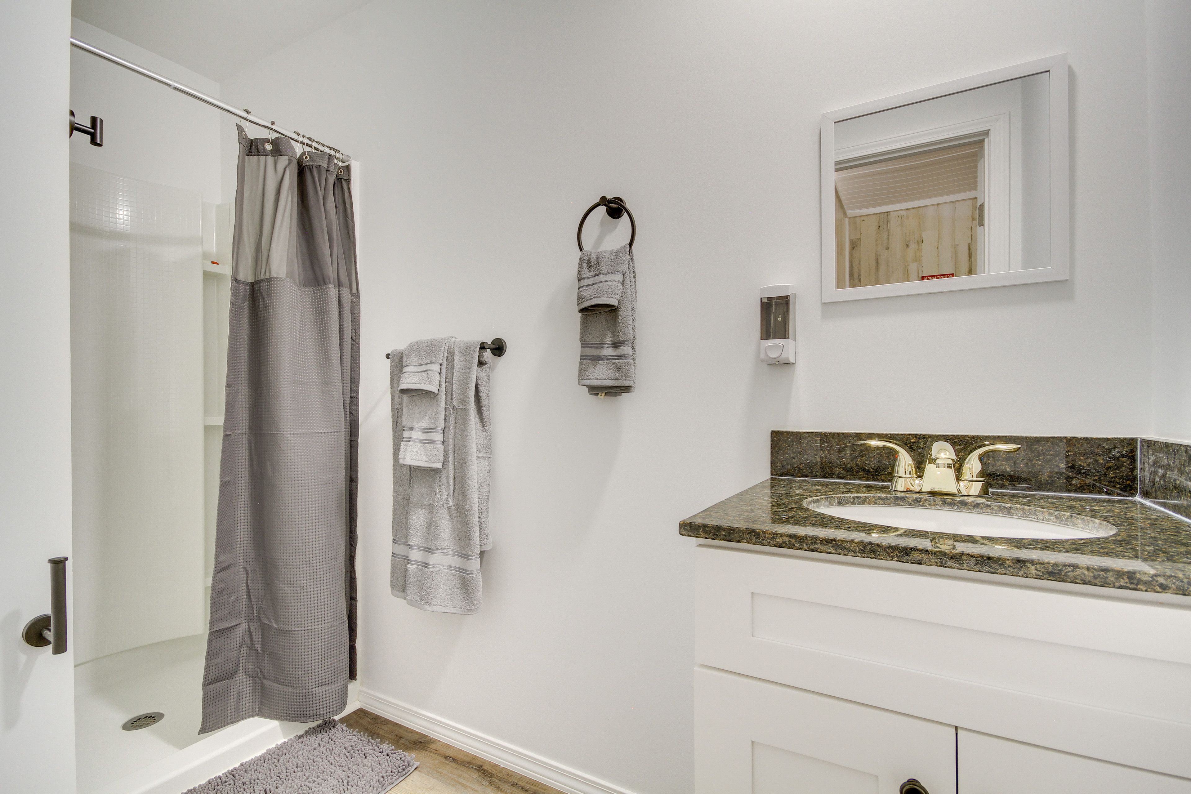 Full Bathroom | Towels Provided | Complimentary Toiletries