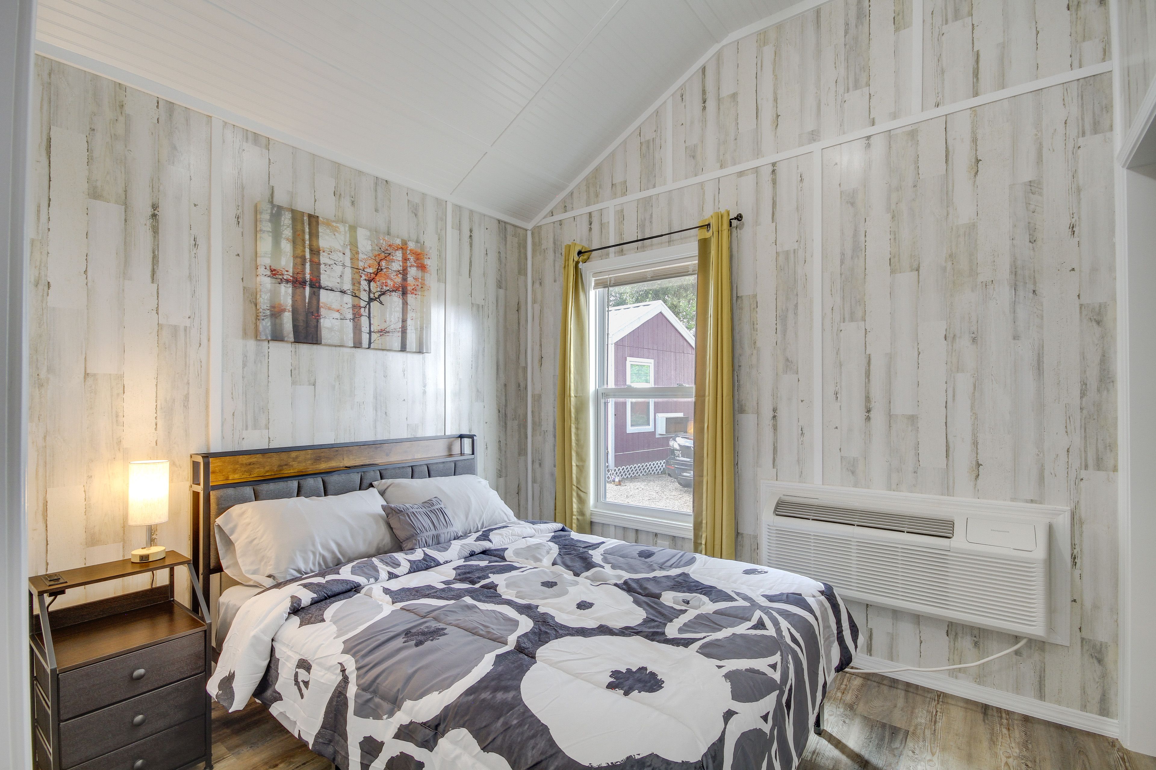Bedroom 1 | Full Bed | Smart TV | Linens Provided