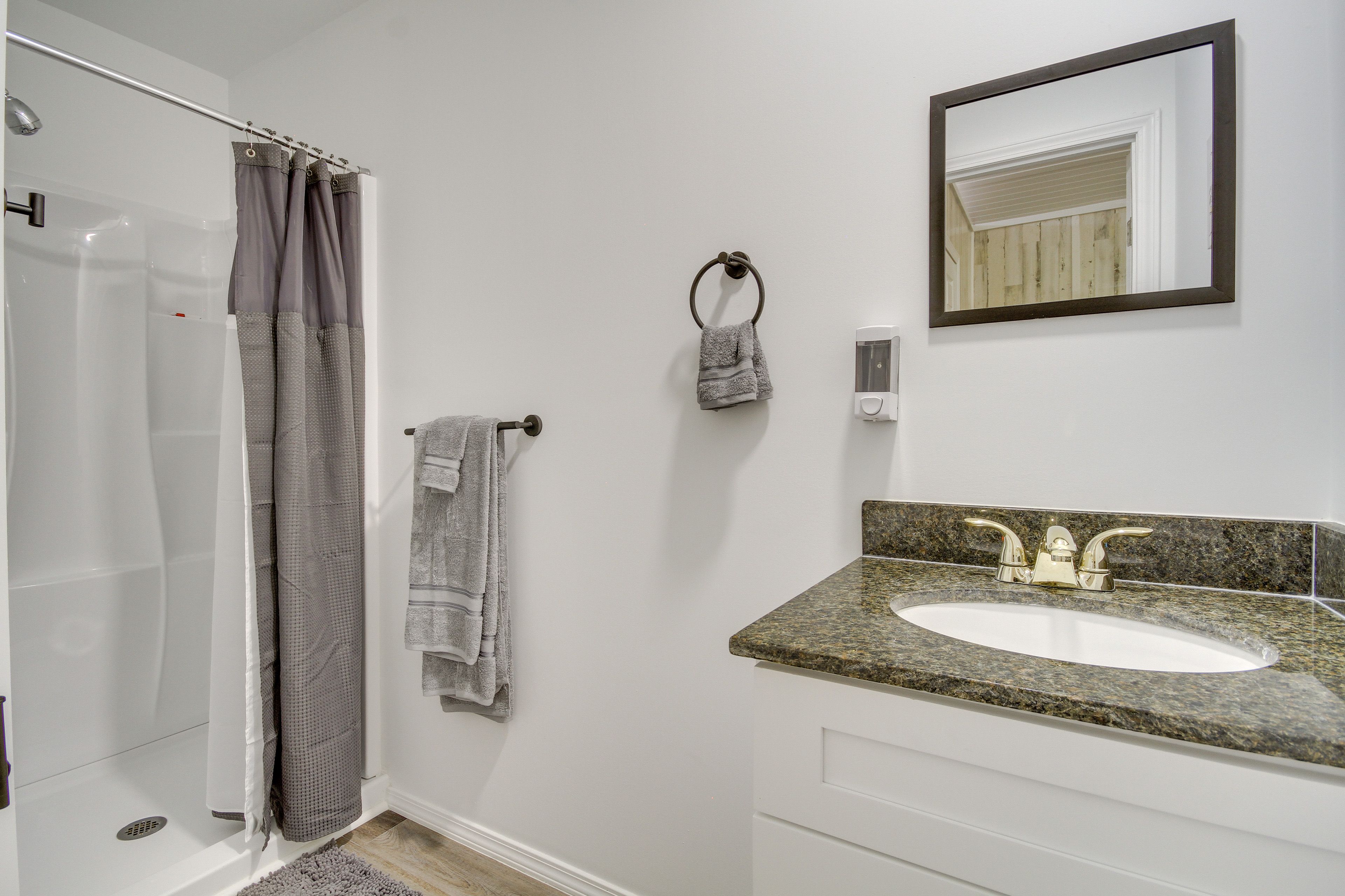 Full Bathroom | Towels Provided | Complimentary Toiletries