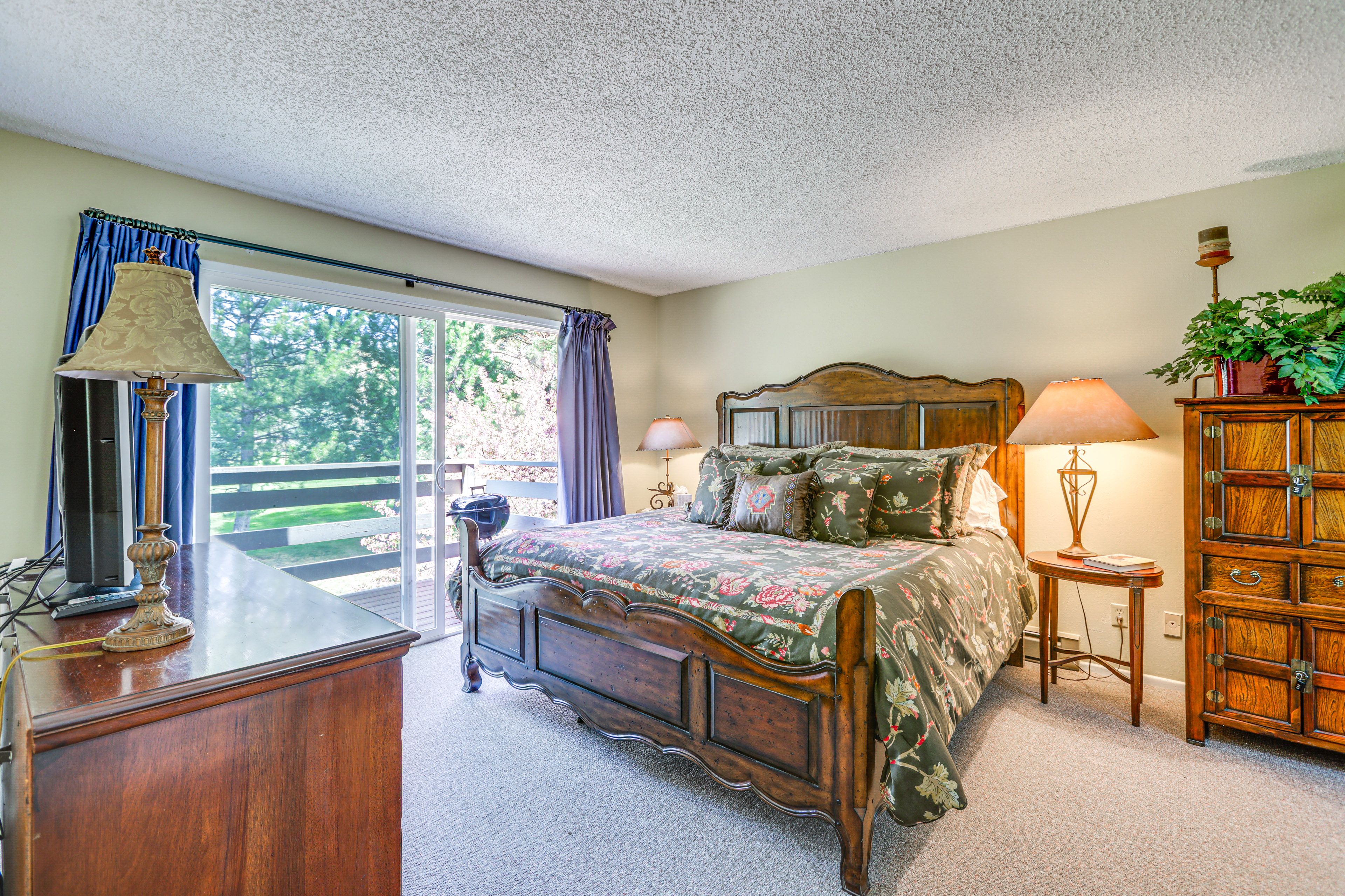 Bedroom 1 | King Bed | En-Suite Bathroom