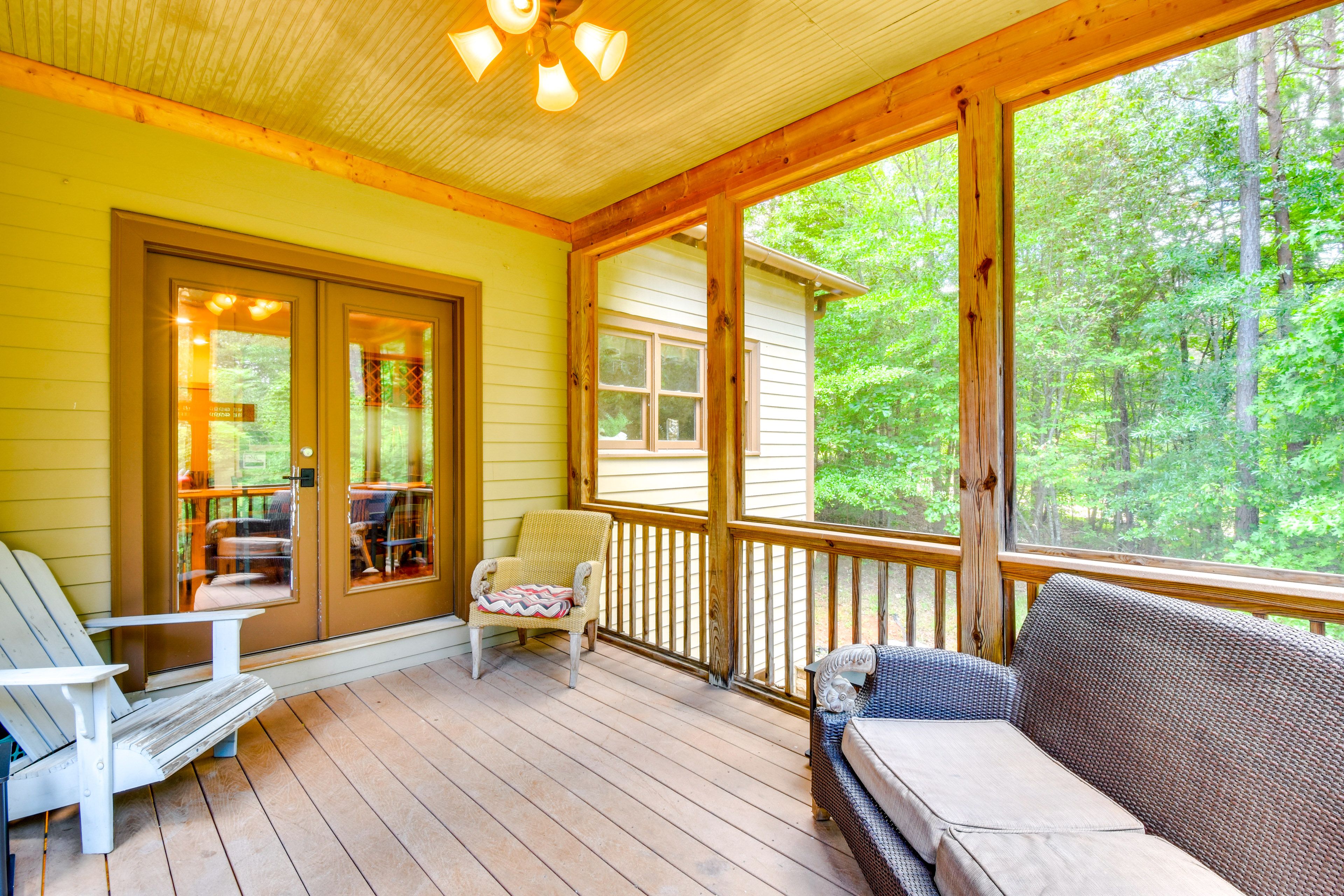 Screened-In Porch | Outdoor Seating