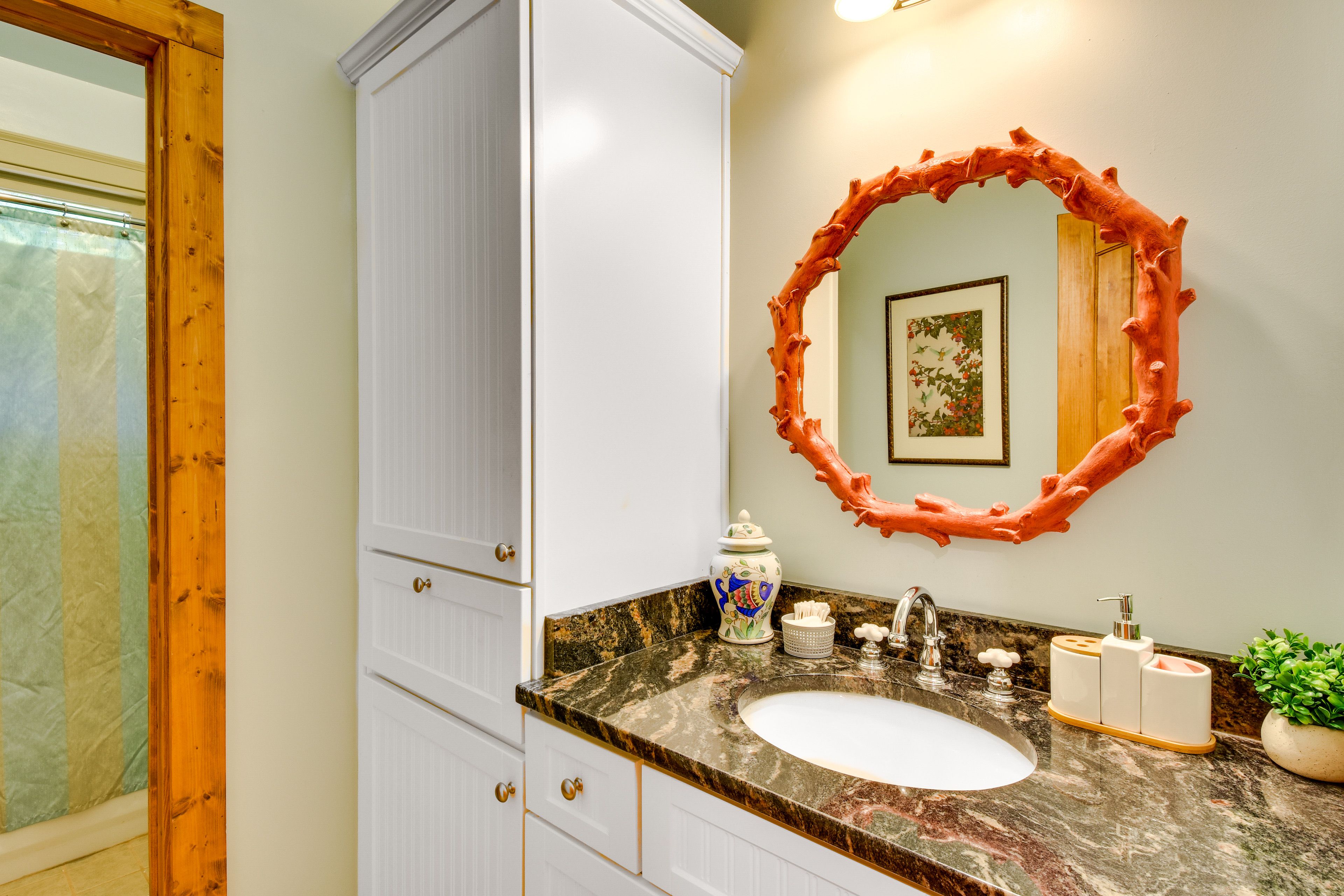 Full Bathroom | 1st Floor | Shower/Tub Combo | Towels Provided