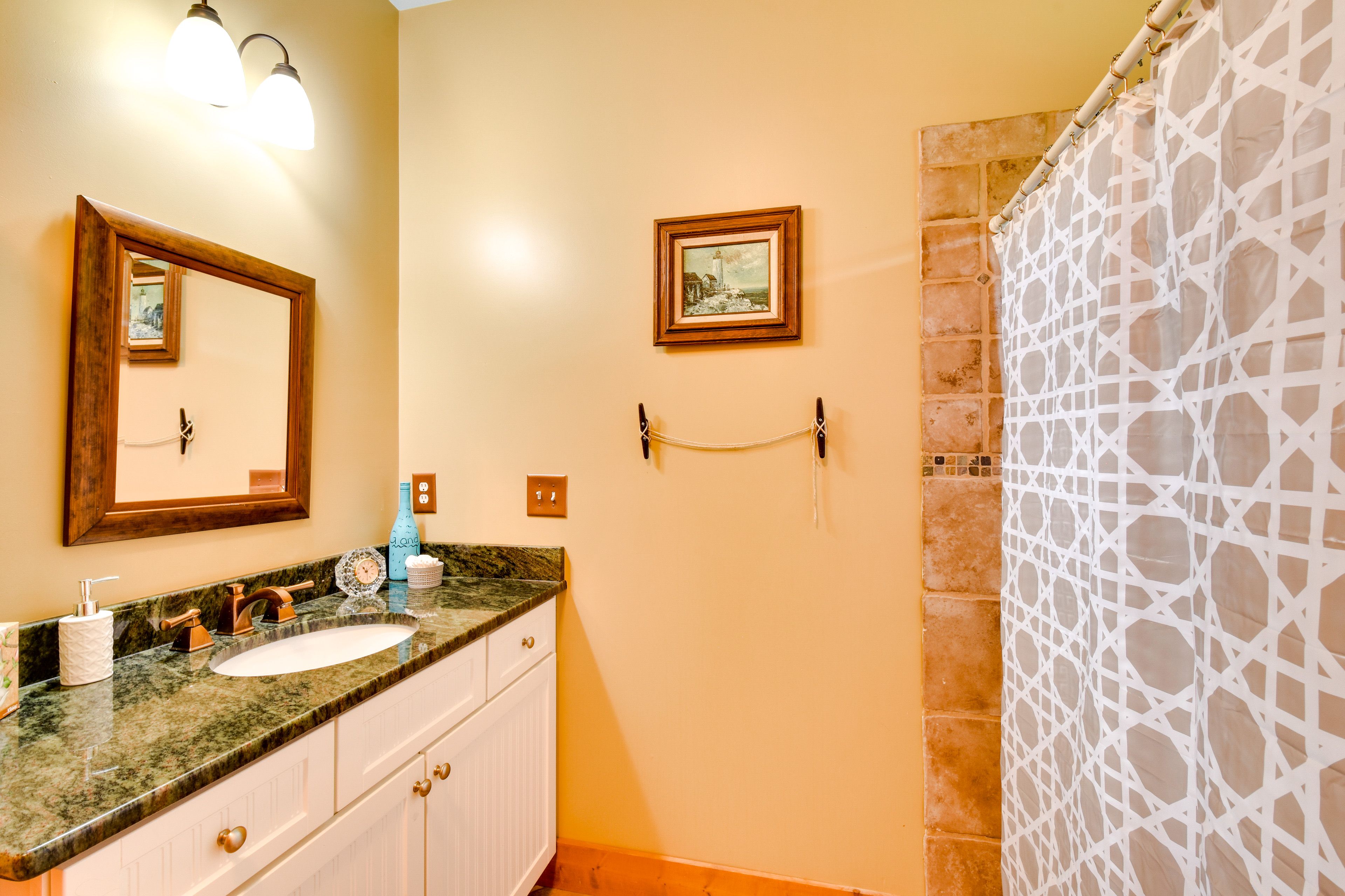 Full Bathroom | 1st Floor | Shower/Tub Combo | Hair Dryer