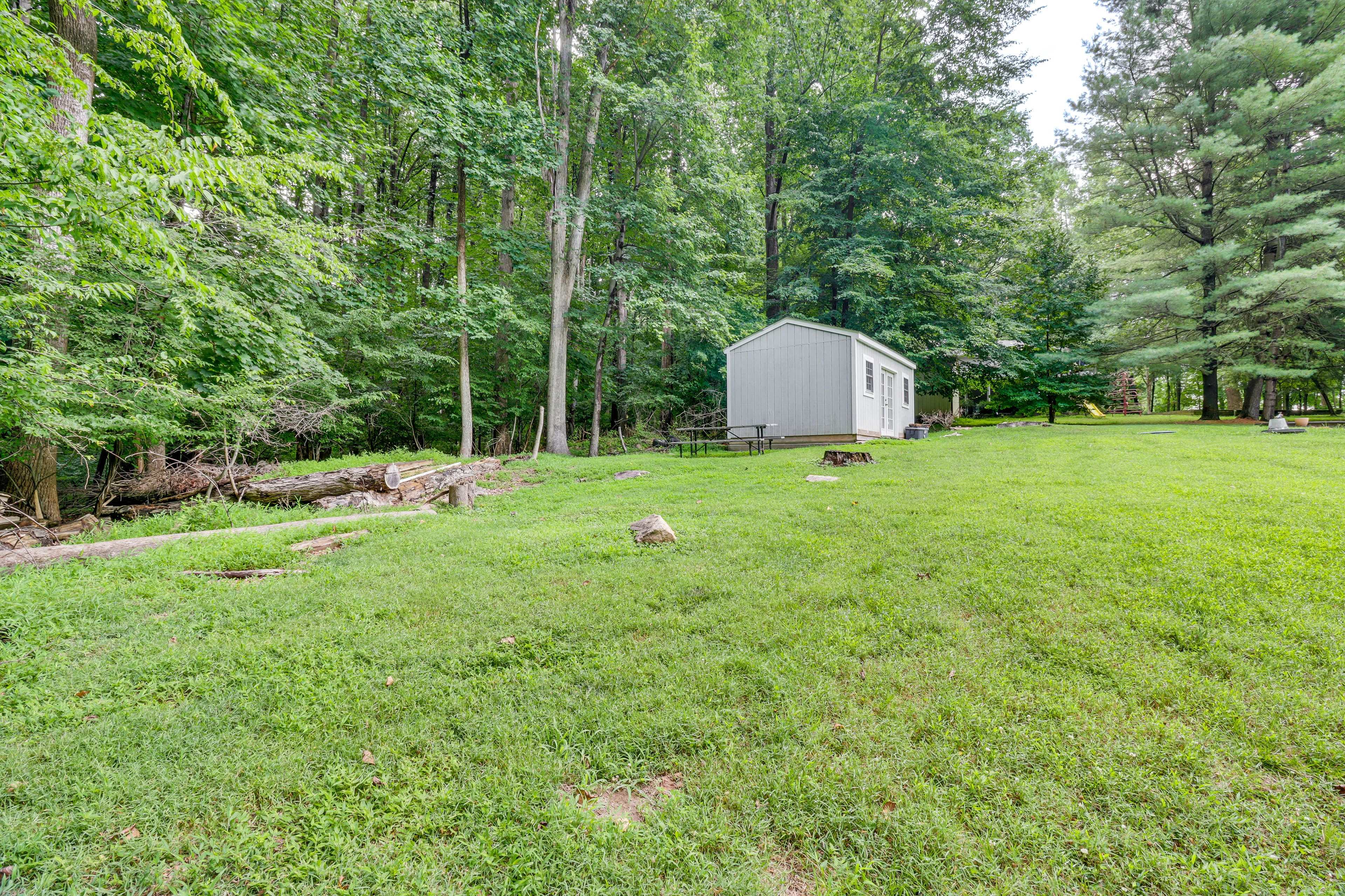 Private Yard | 2 Picnic Tables