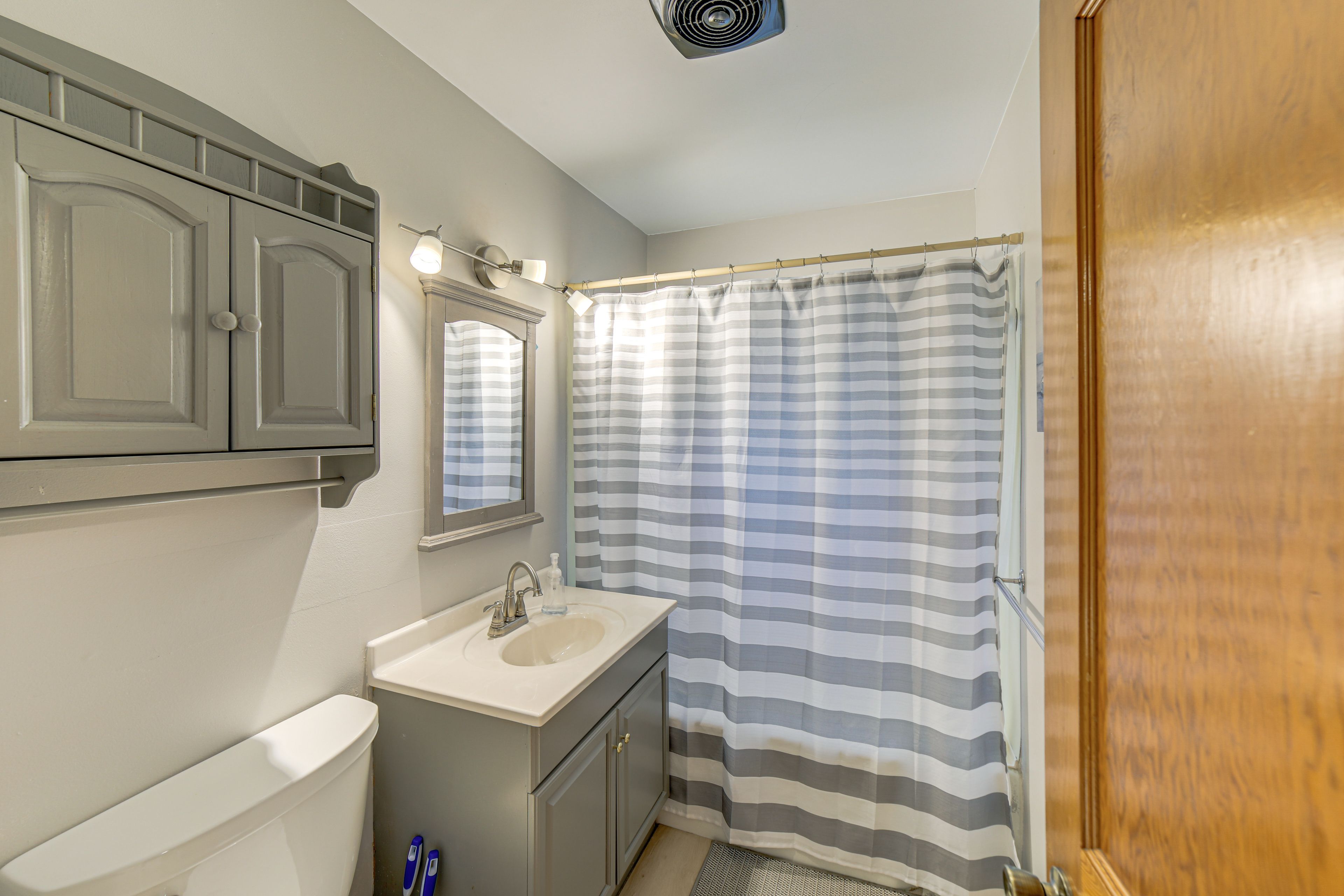 Full Bathroom | Complimentary Toiletries | Towels Provided