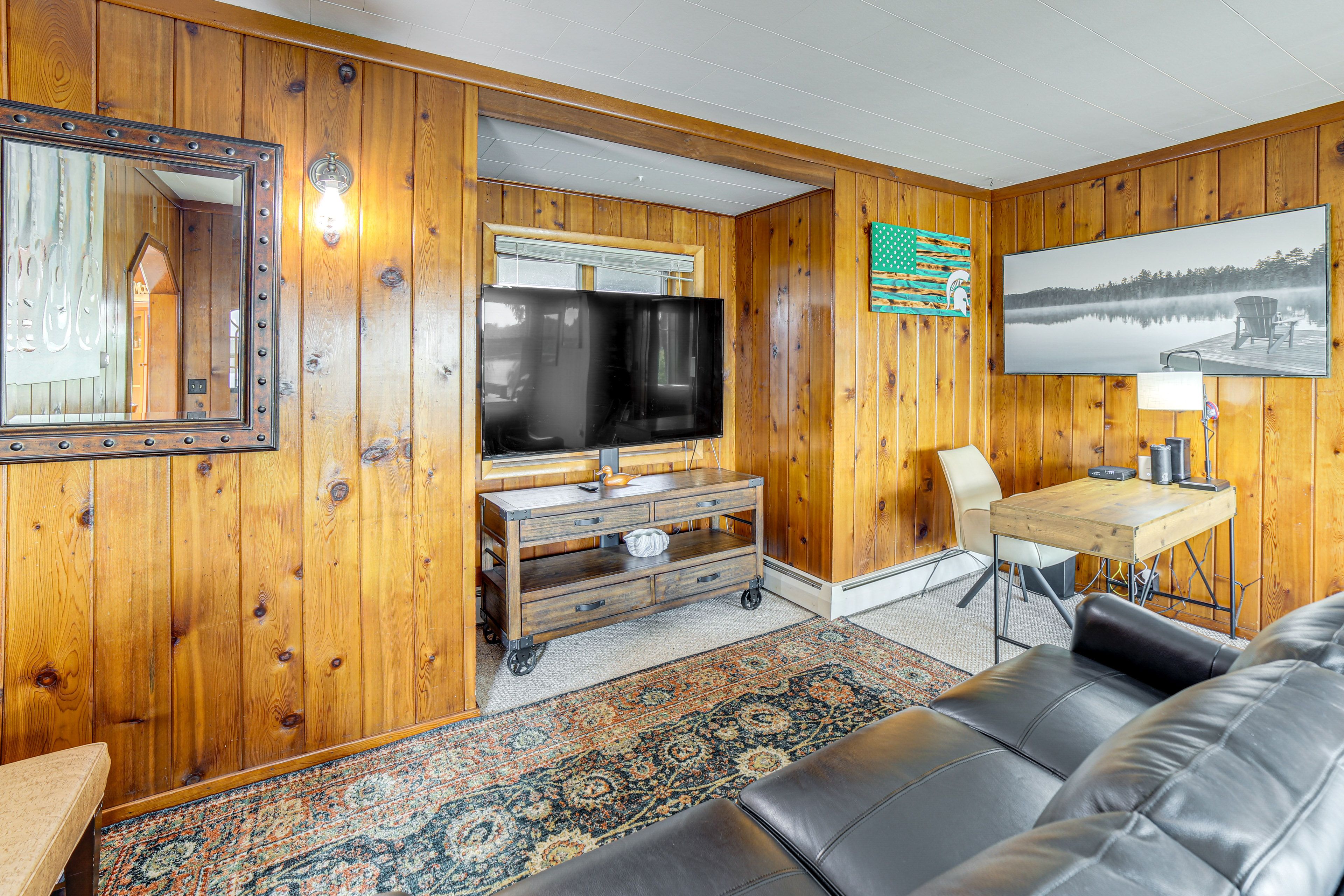 Living Area | Flat-Screen TV | Laptop Workspace | Free WiFi