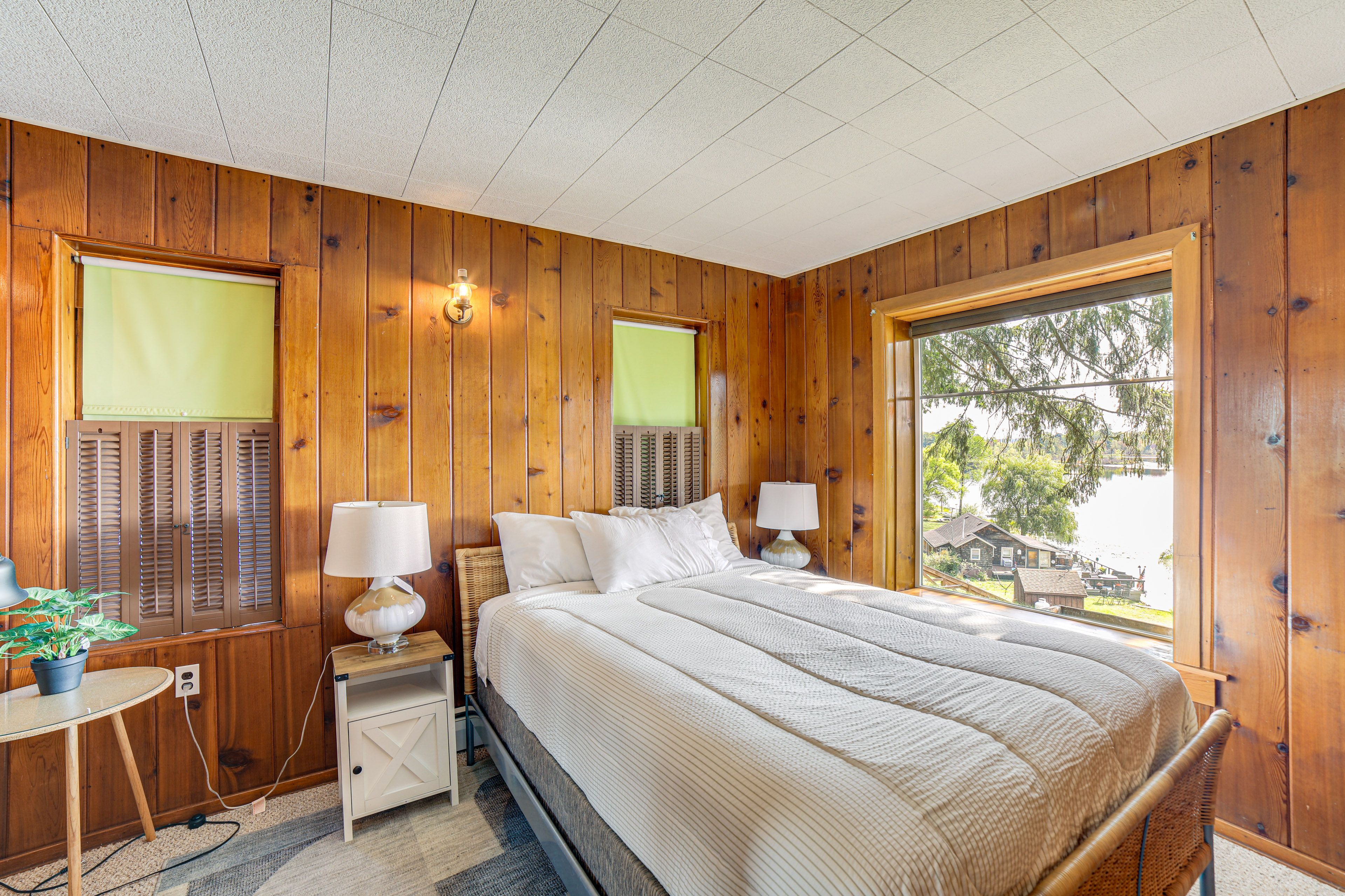 Bedroom 1 | Queen Bed