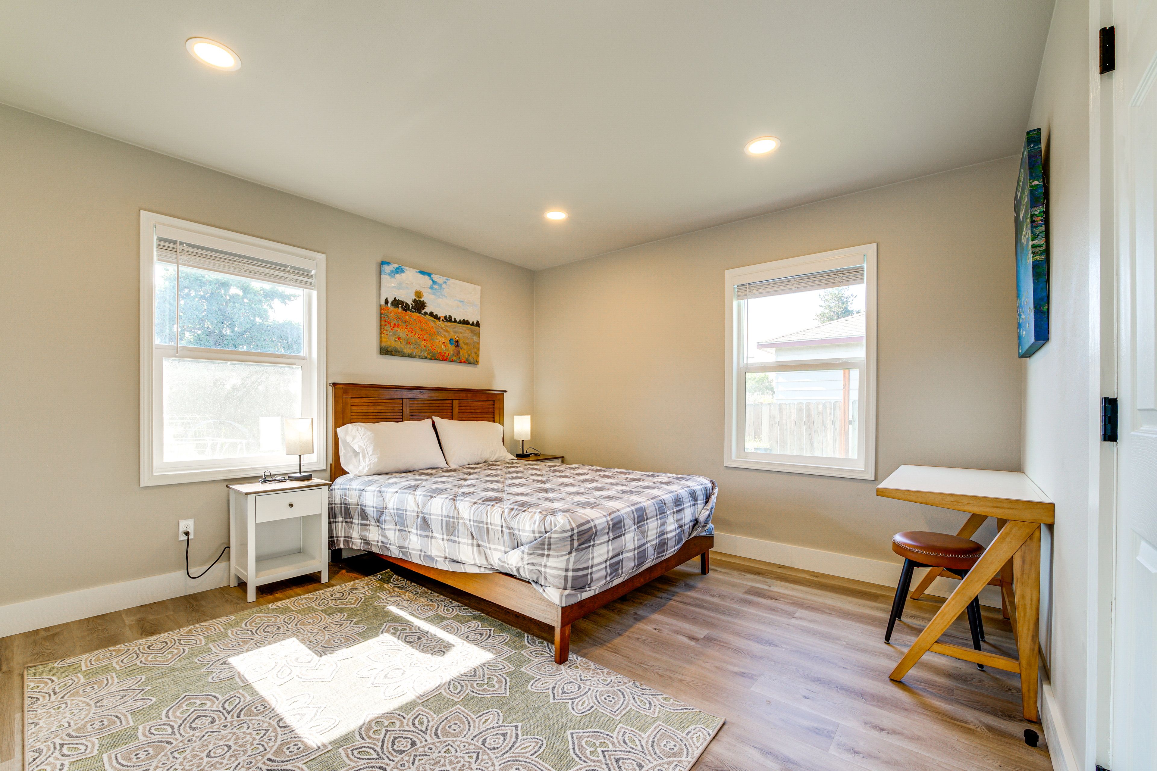 Bedroom 1 | Queen Bed | Linens | Main Level