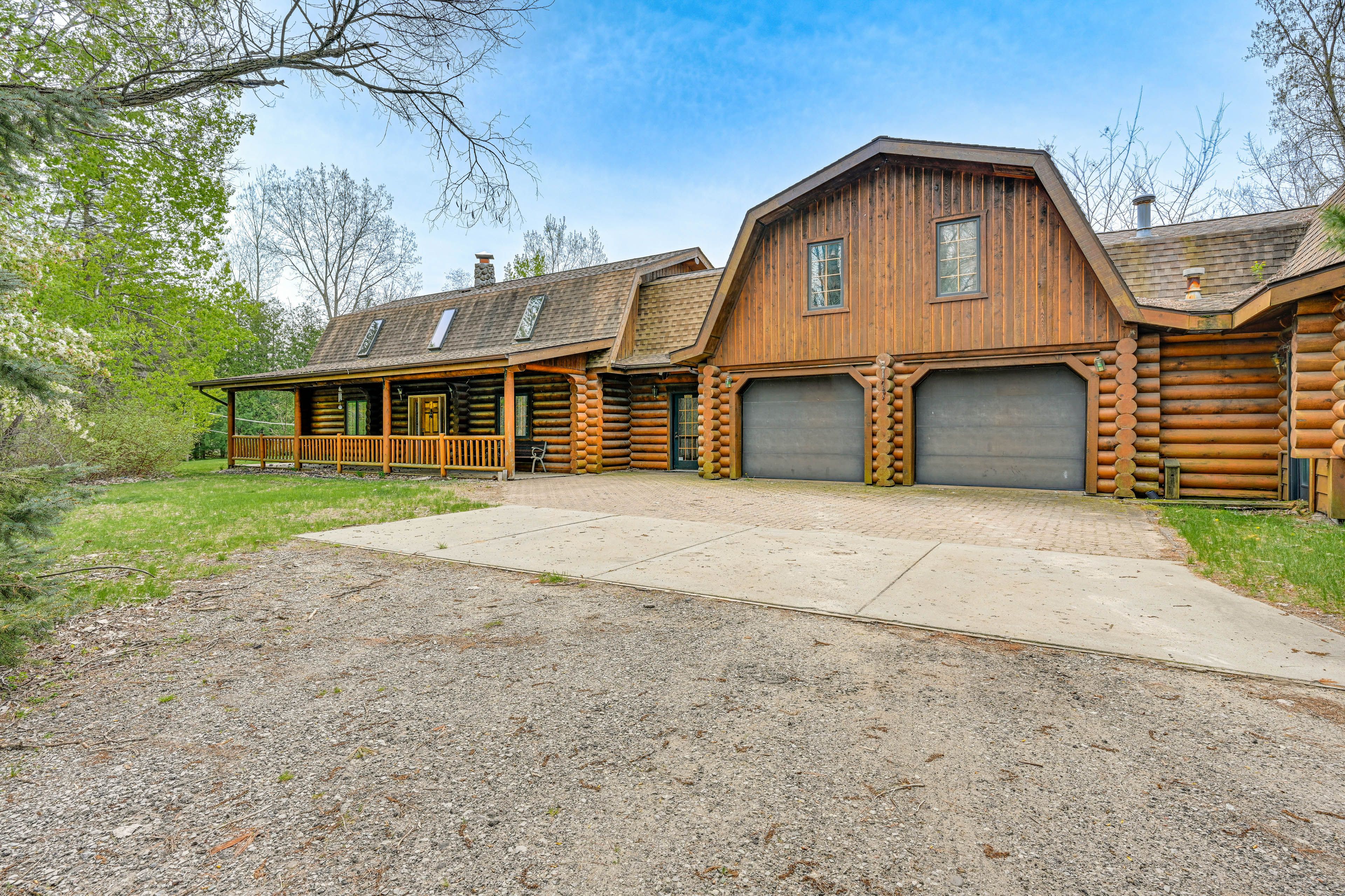 Parking | Driveway (8 Vehicles) | RV/Trailer Parking Available