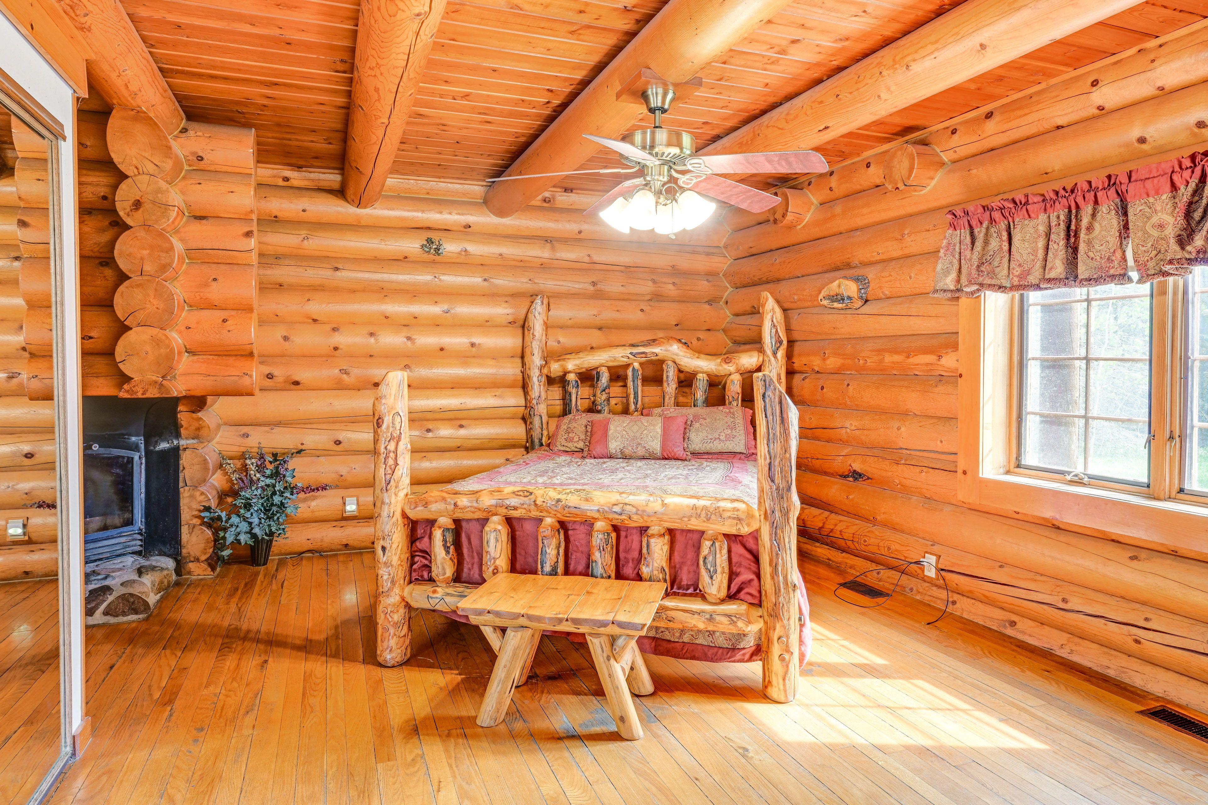 Bedroom 1 | Queen Bed | Fireplace | Shared En-Suite Bathroom | 1st Floor