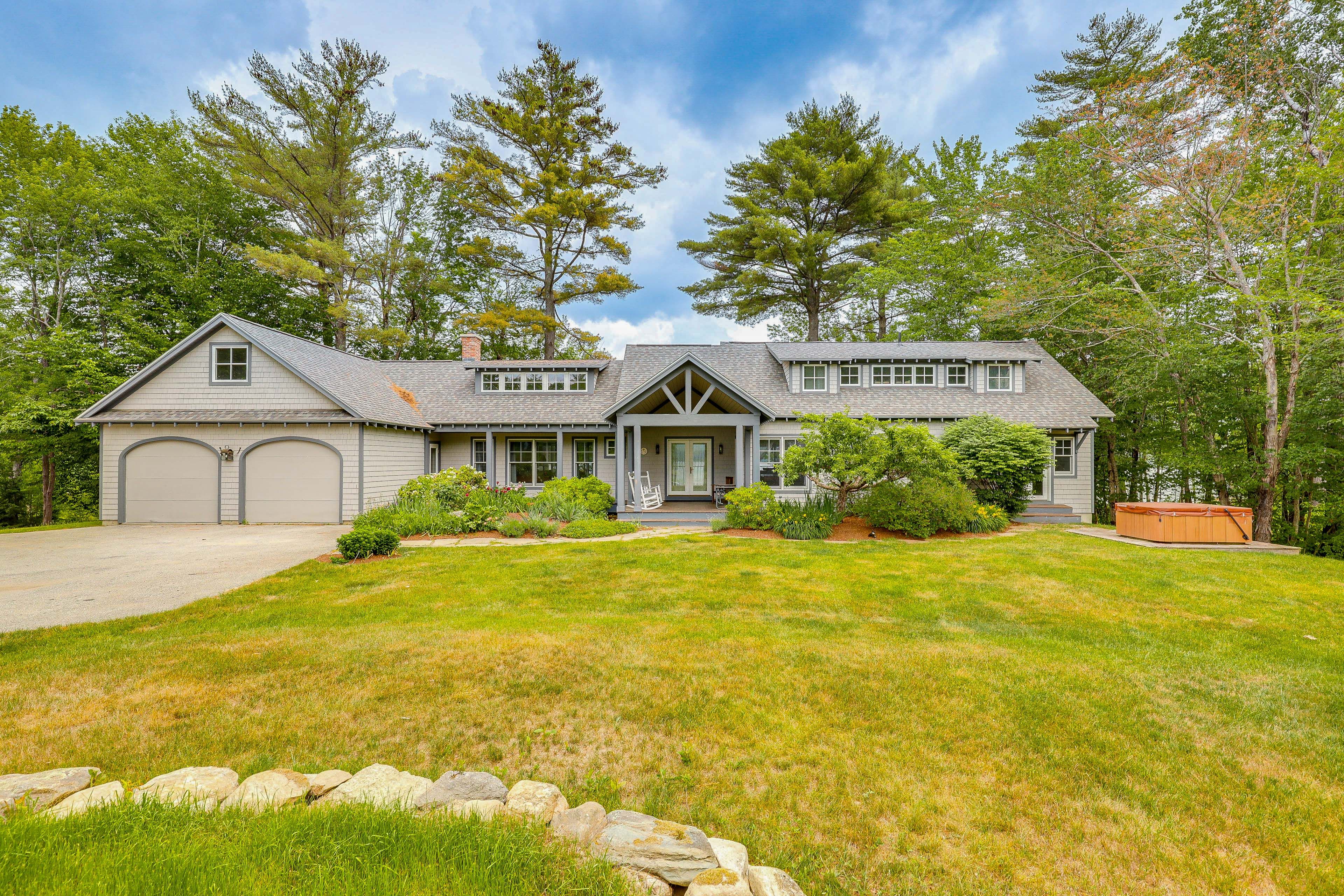 New London Vacation Rental | 3BR | 2.5BA | 2,700 Sq Ft | 3 Steps to Enter