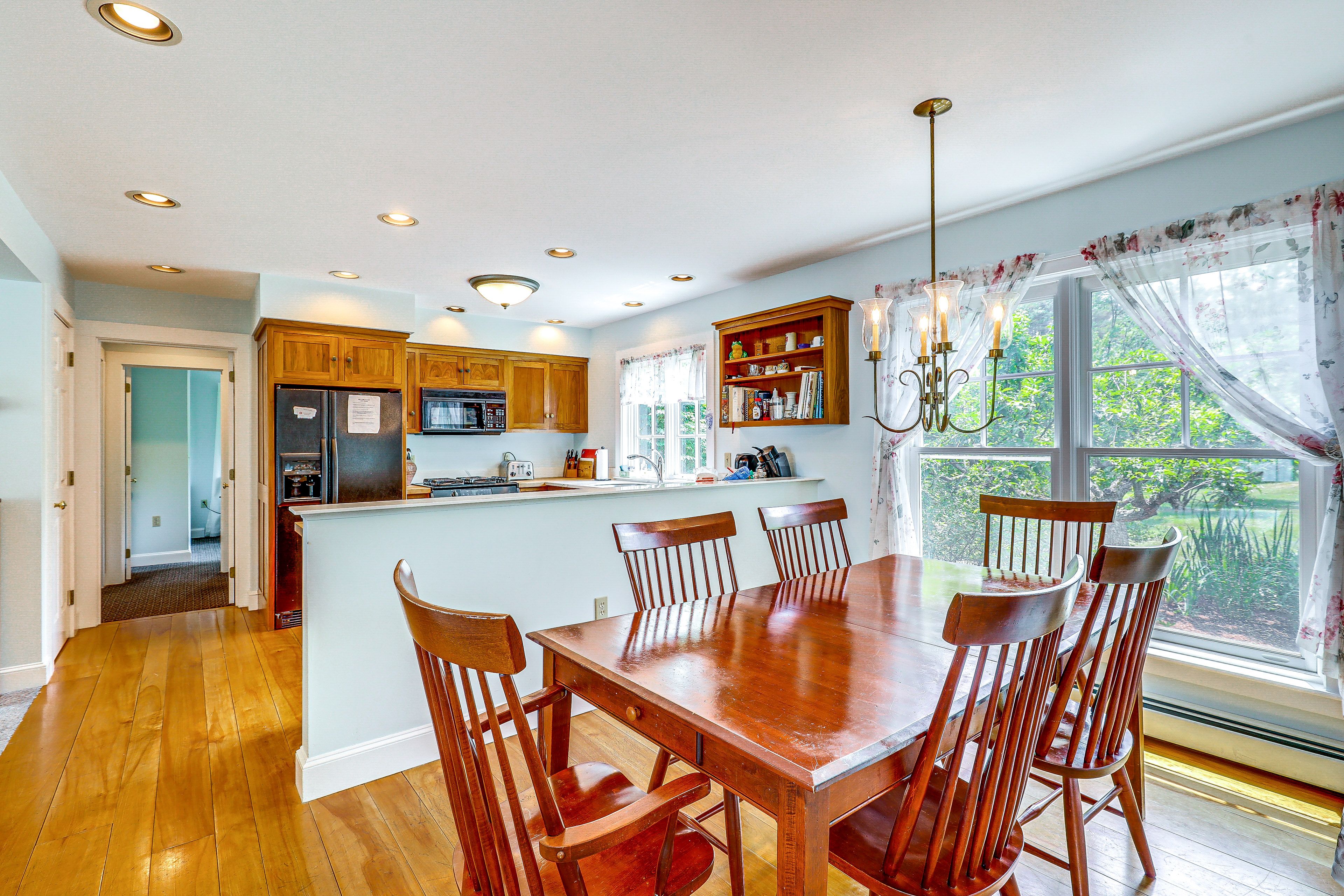 Dining Area | Dishware/Flatware Provided | Main Floor