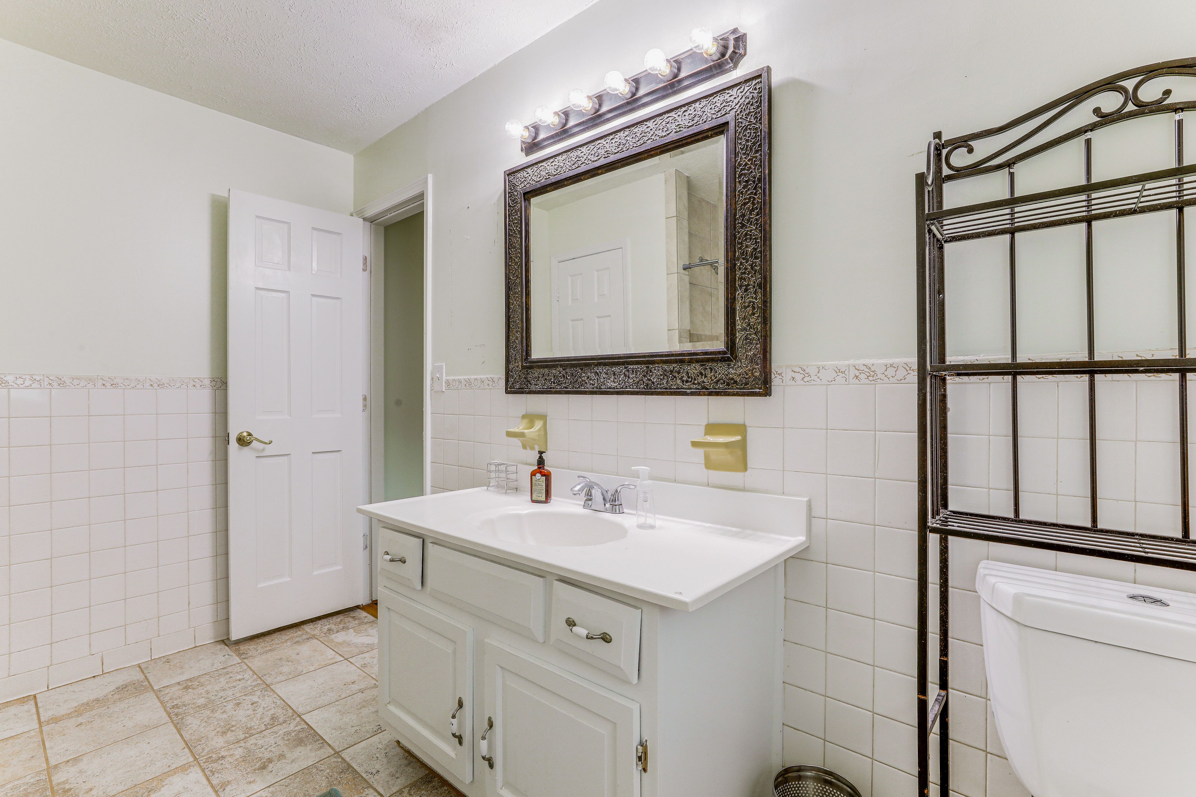 Full Bathroom | Towels Provided