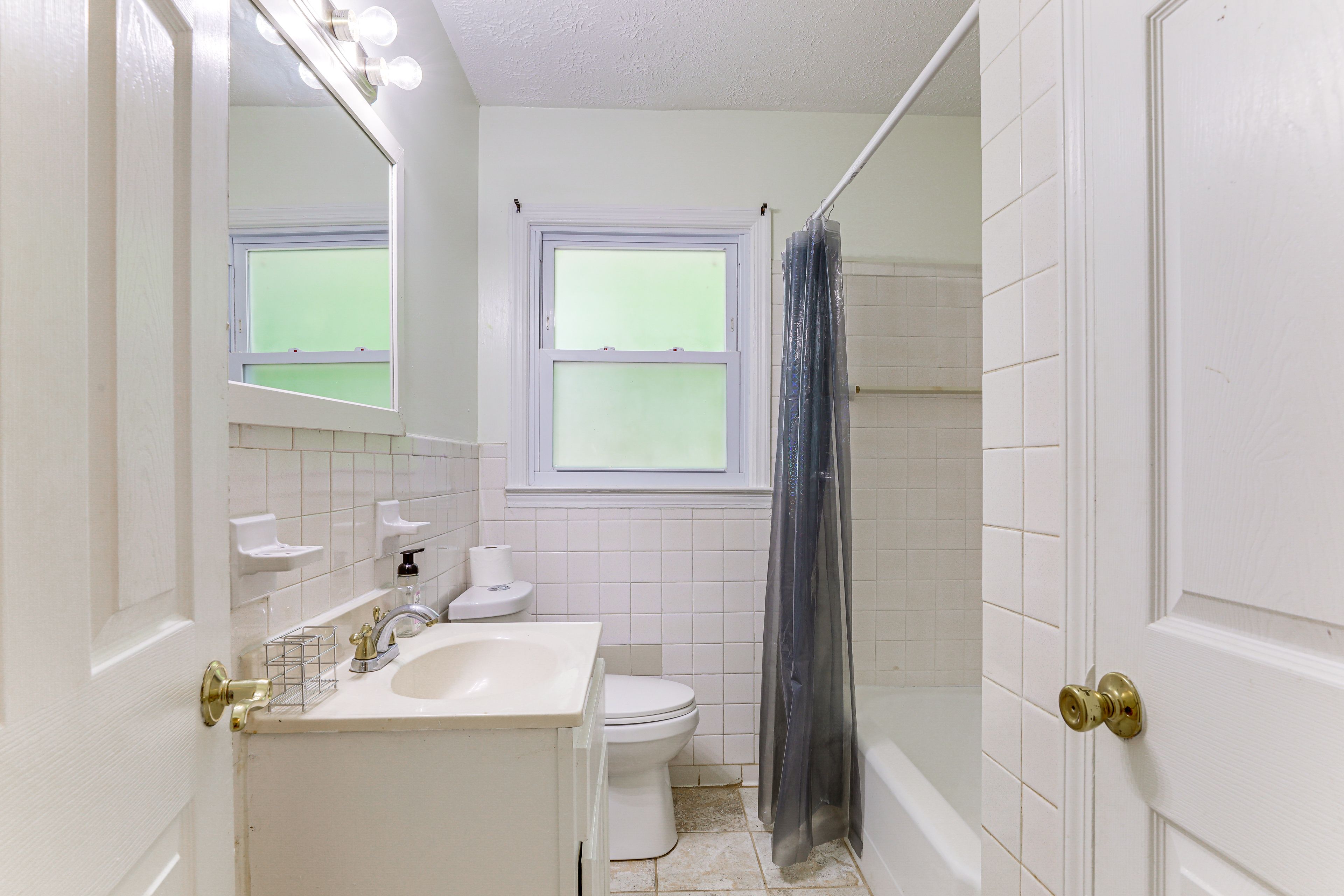Full Bathroom | Complimentary Toiletries