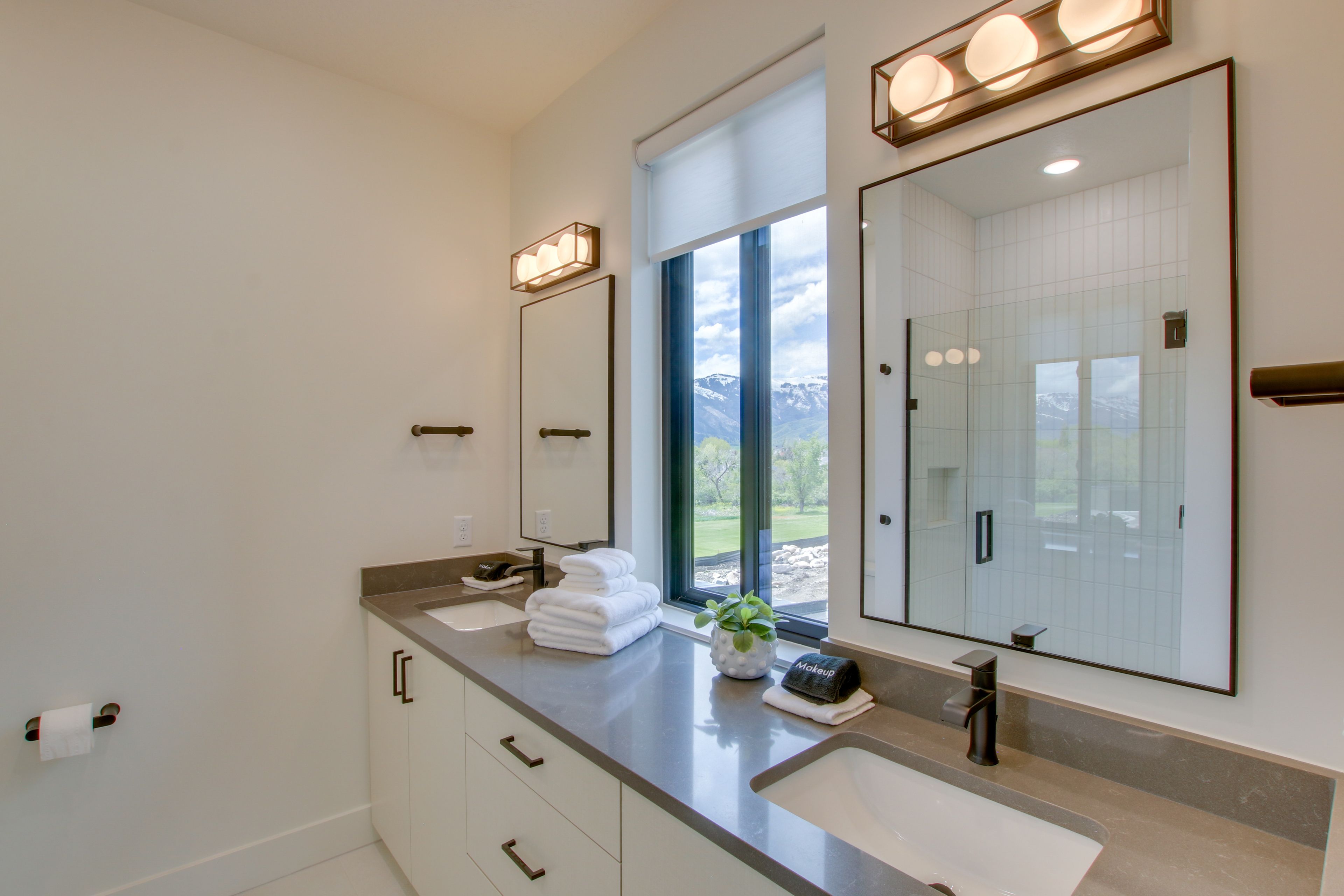 En-Suite Bathroom | 1st Floor | Towels Provided | Complimentary Toiletries