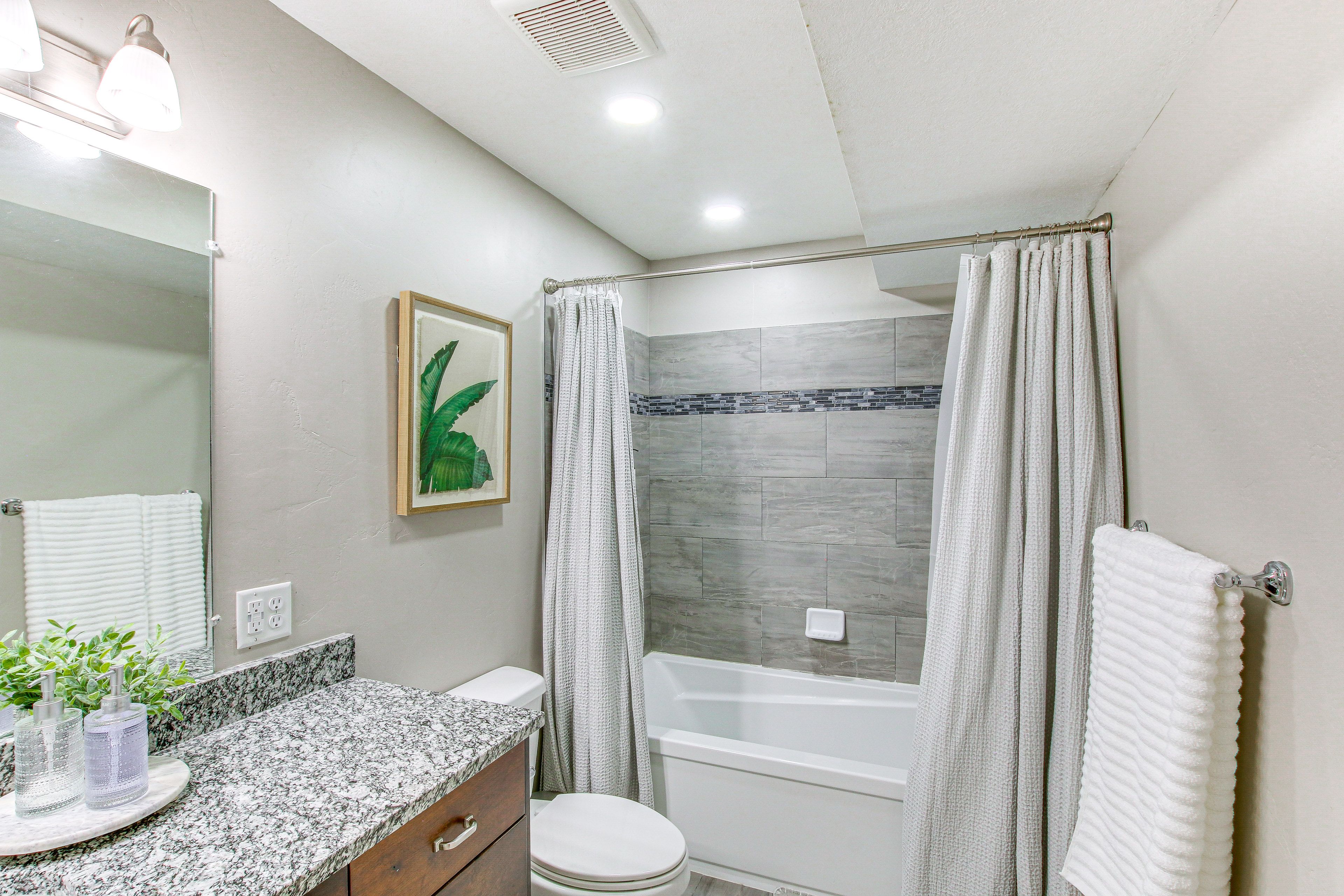 Full Bathroom | 1st Floor | Shower/Tub Combo | Towels Provided