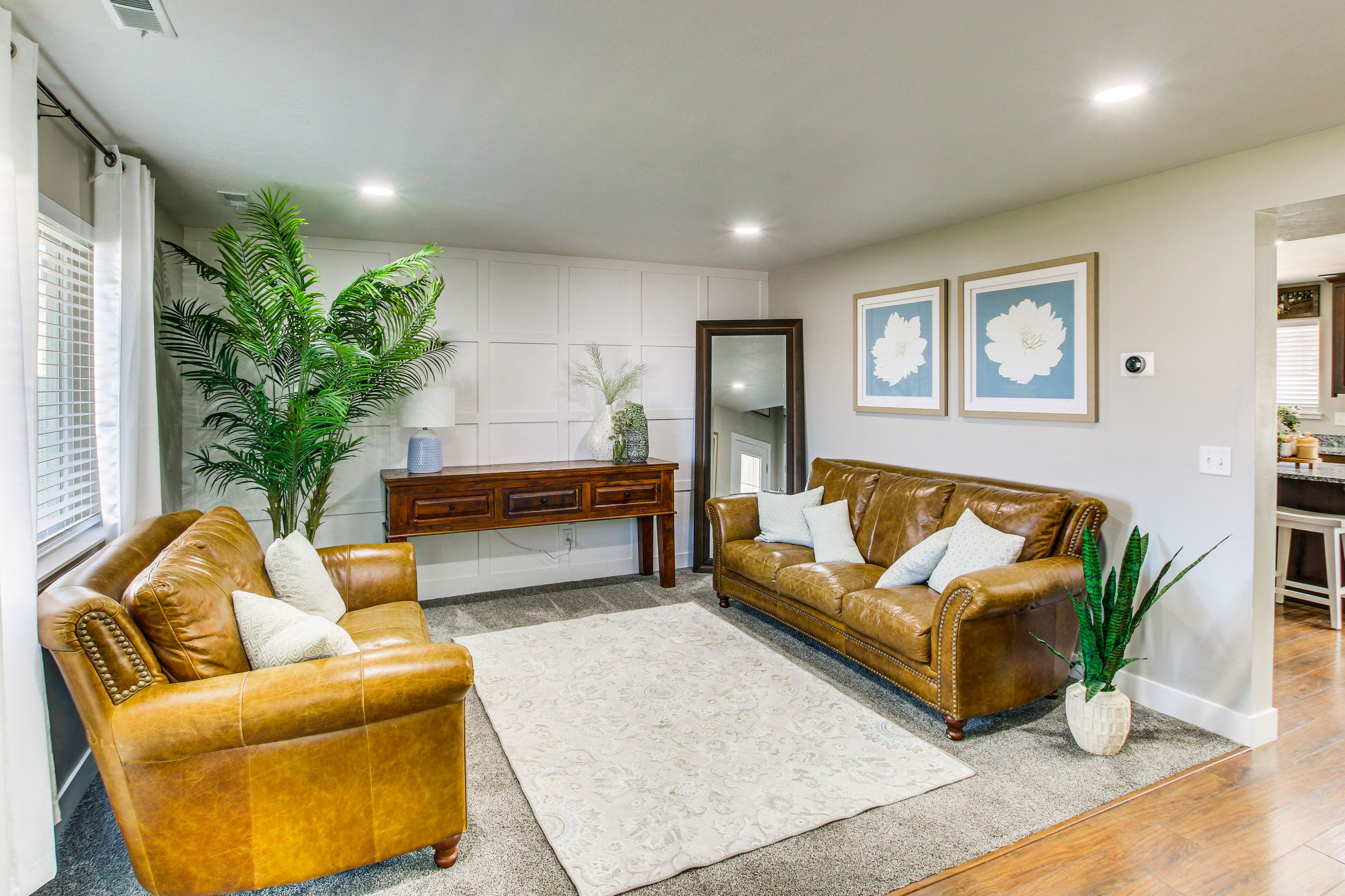 Living Room | 1st Floor | Central Heating & A/C | Free WiFi