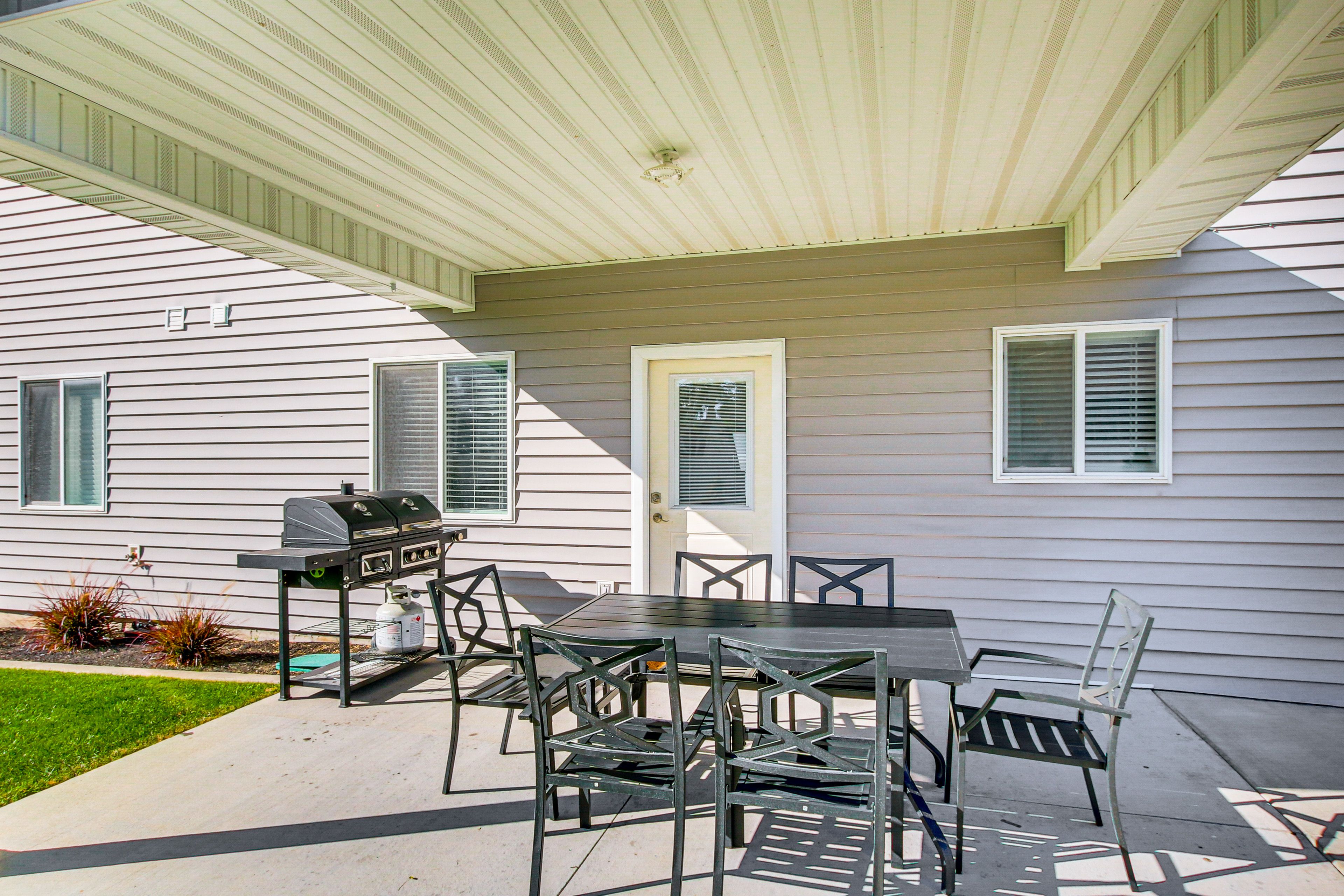 Covered Patio | Gas Grill | Yard | Mountain Views