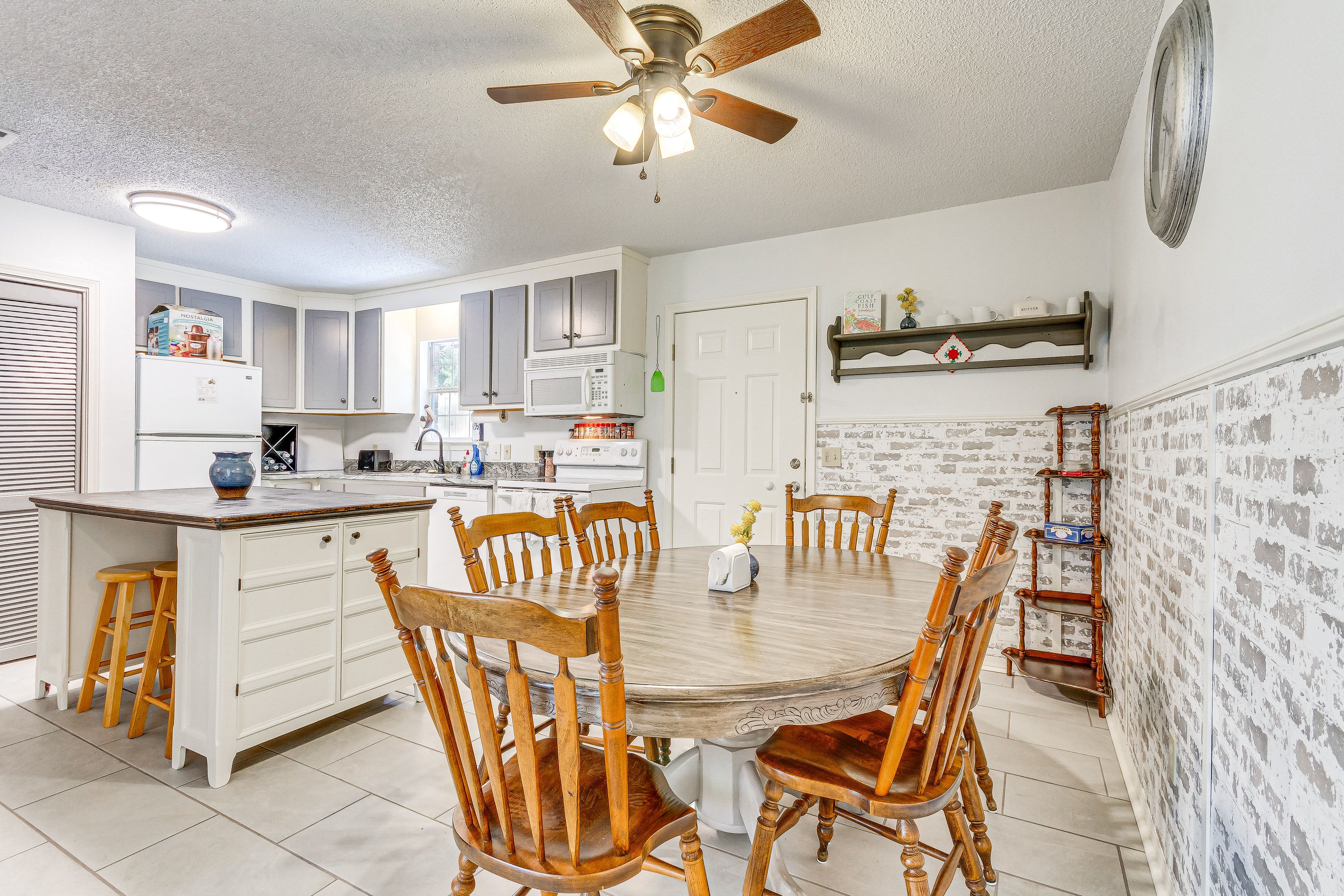 Dining Area | Kitchen
