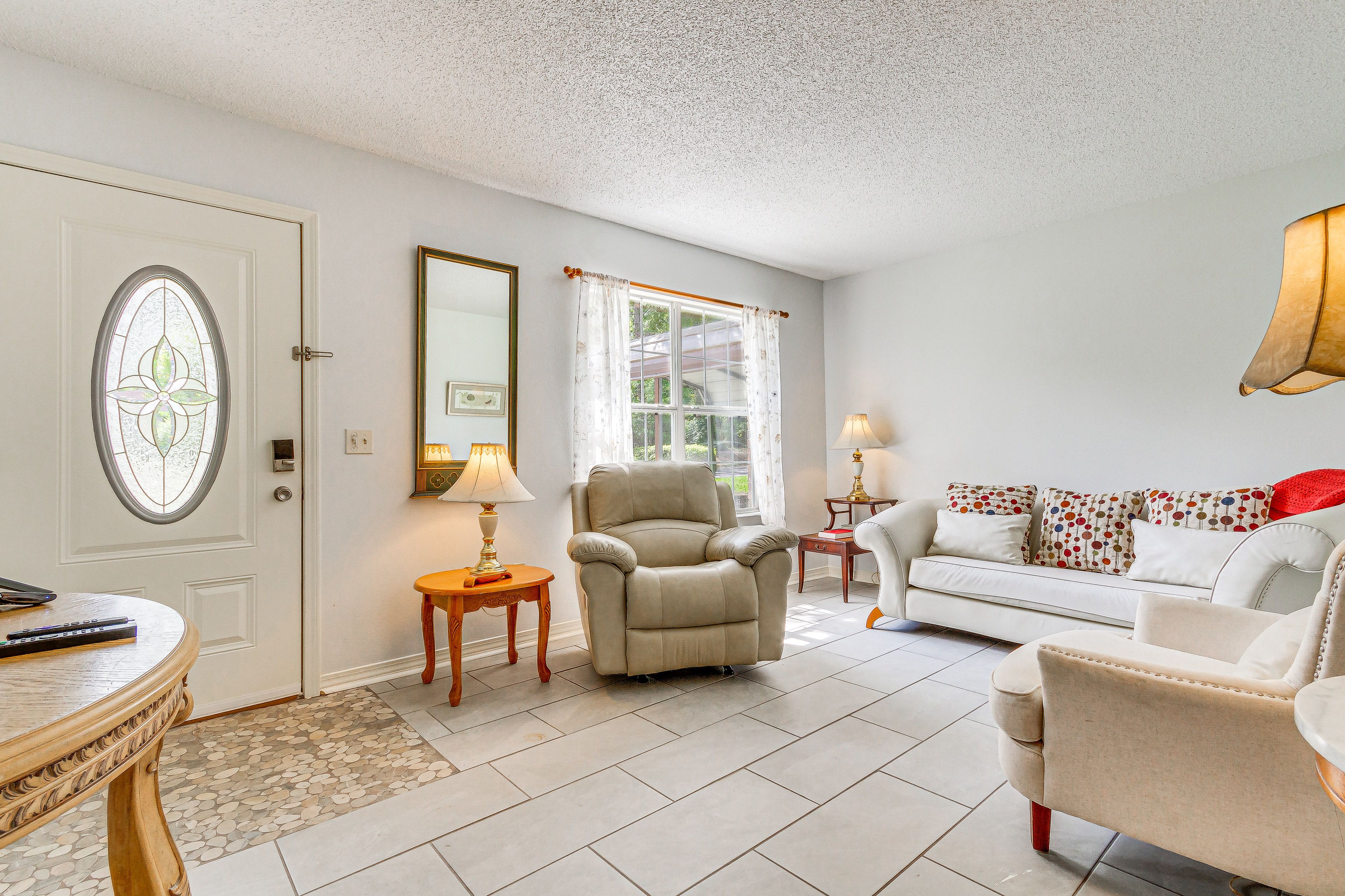 Living Room | Smart TV | Free WiFi | Single-Story Home