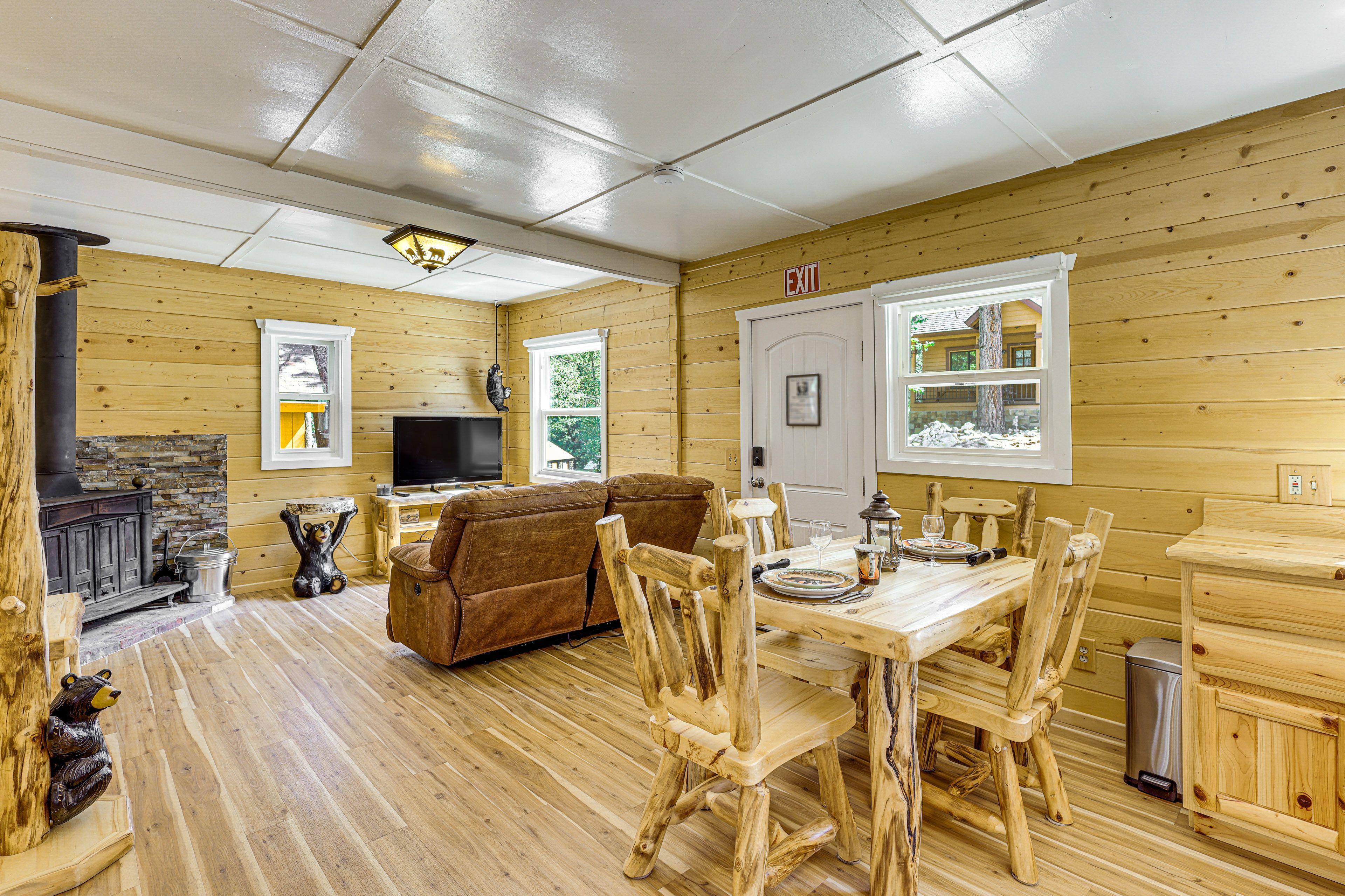 Dining Area | Dishware/Flatware