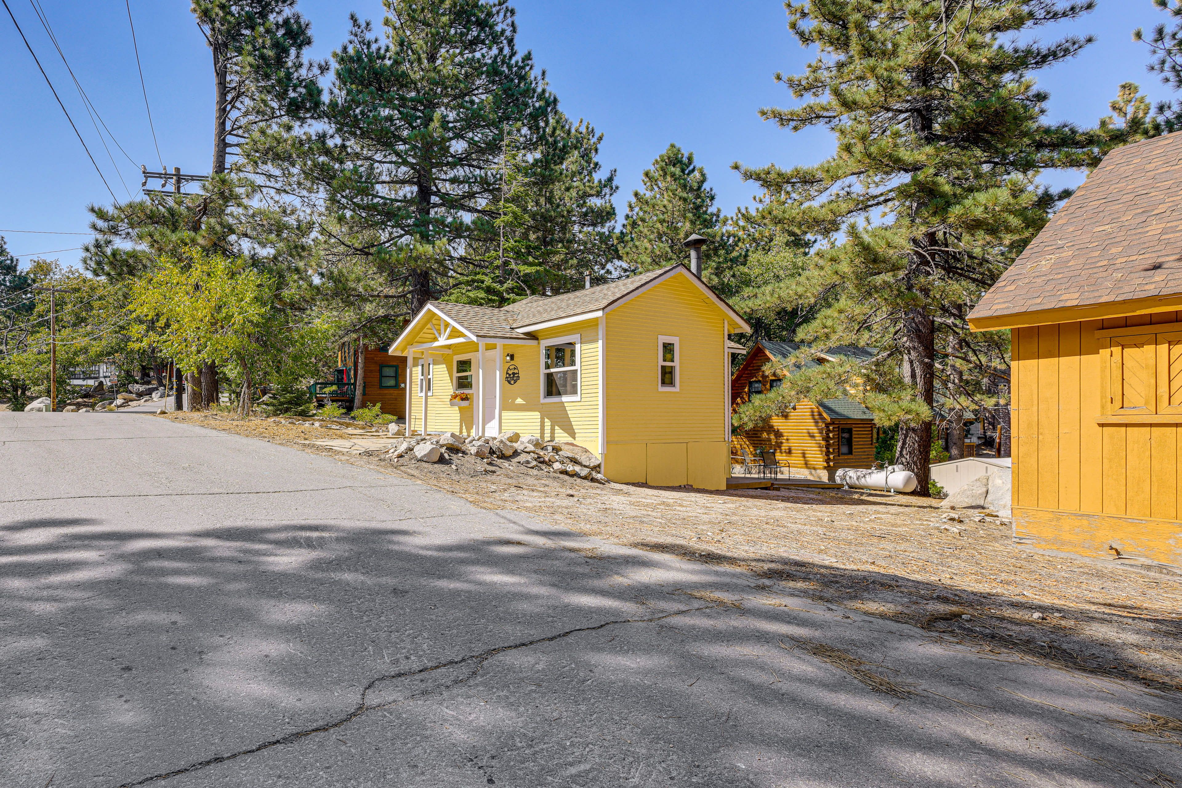 Cabin Exterior | Parking | Driveway (1 Vehicle)