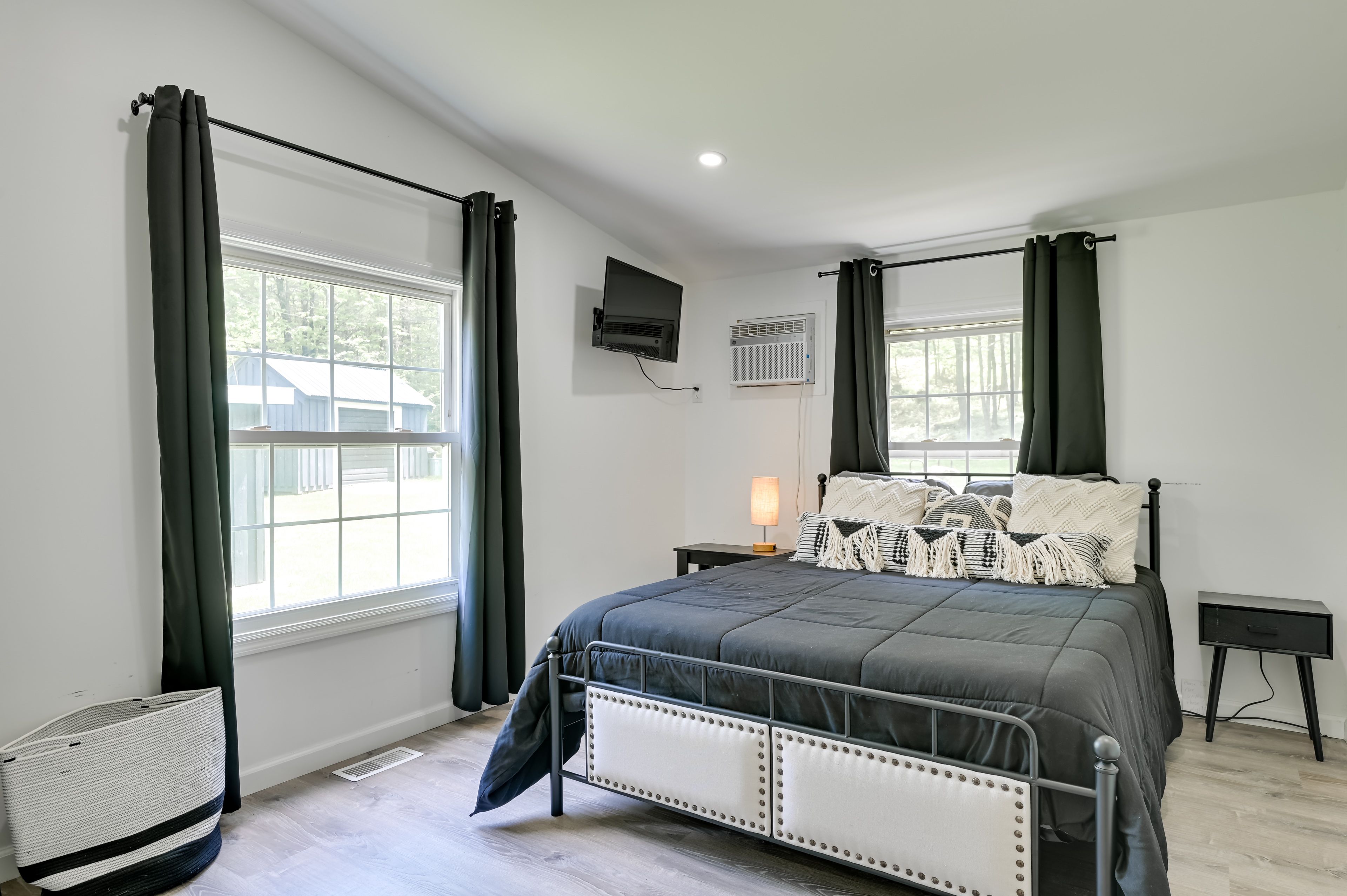Bedroom 2 | Queen Bed | Smart TV