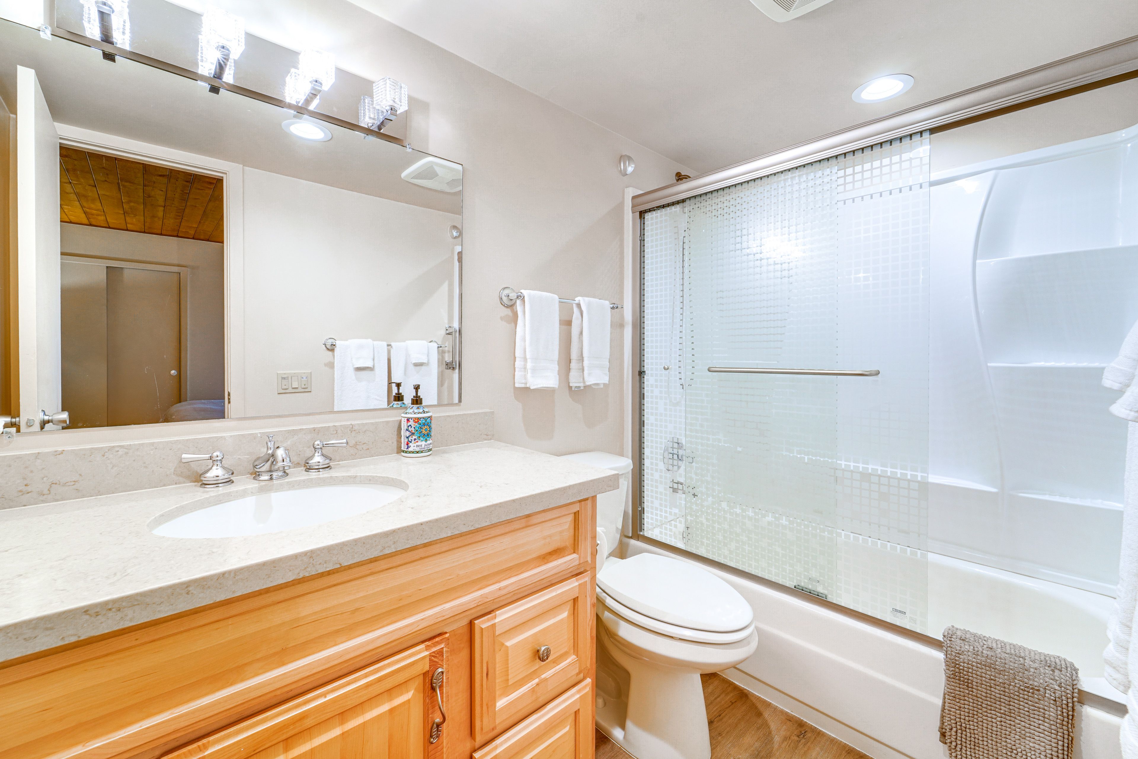 En-Suite Bathroom | Complimentary Toiletries | 1st Floor