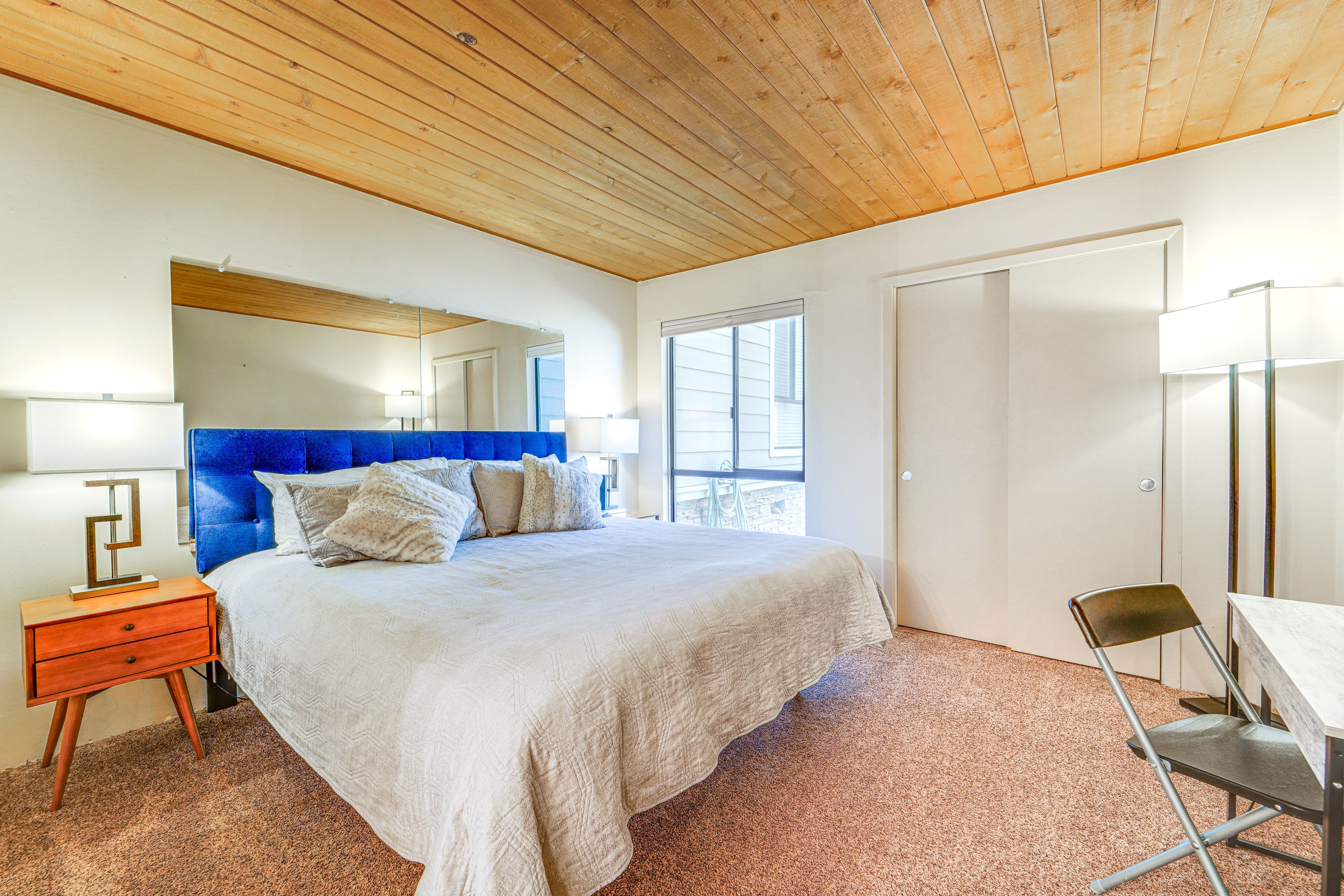 Bedroom 1 | King Bed | 1st Floor