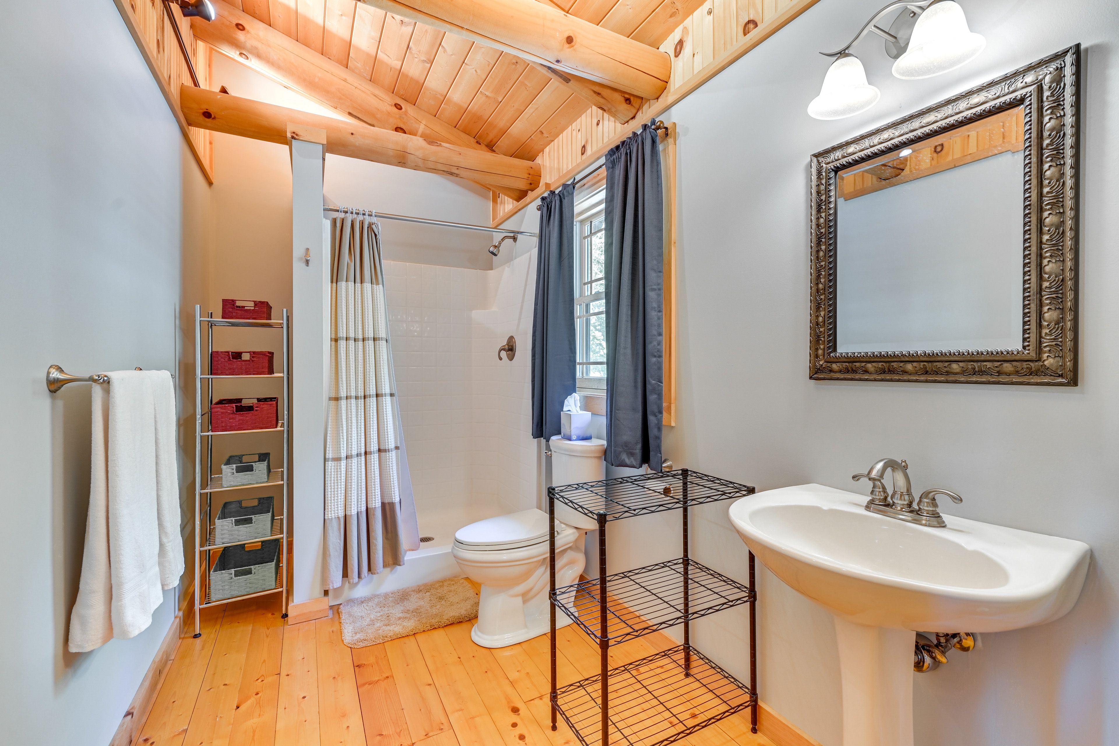 Full Bathroom | Upper Level | Towels Provided